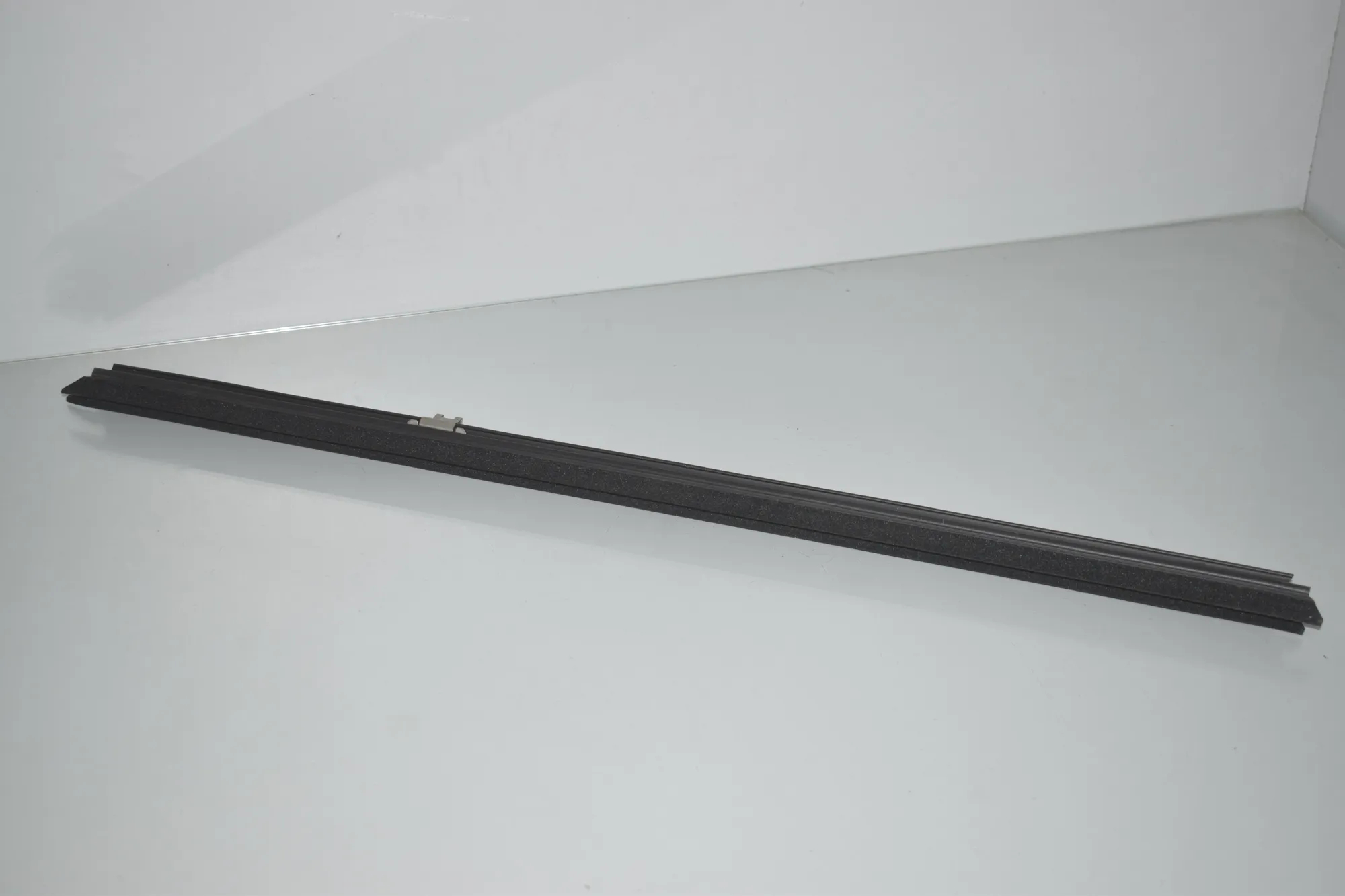 Front Left Door Window Strip – OEM 7298825 · BMW 2 Gran Tourer (F46) 218 d 2019 – 7