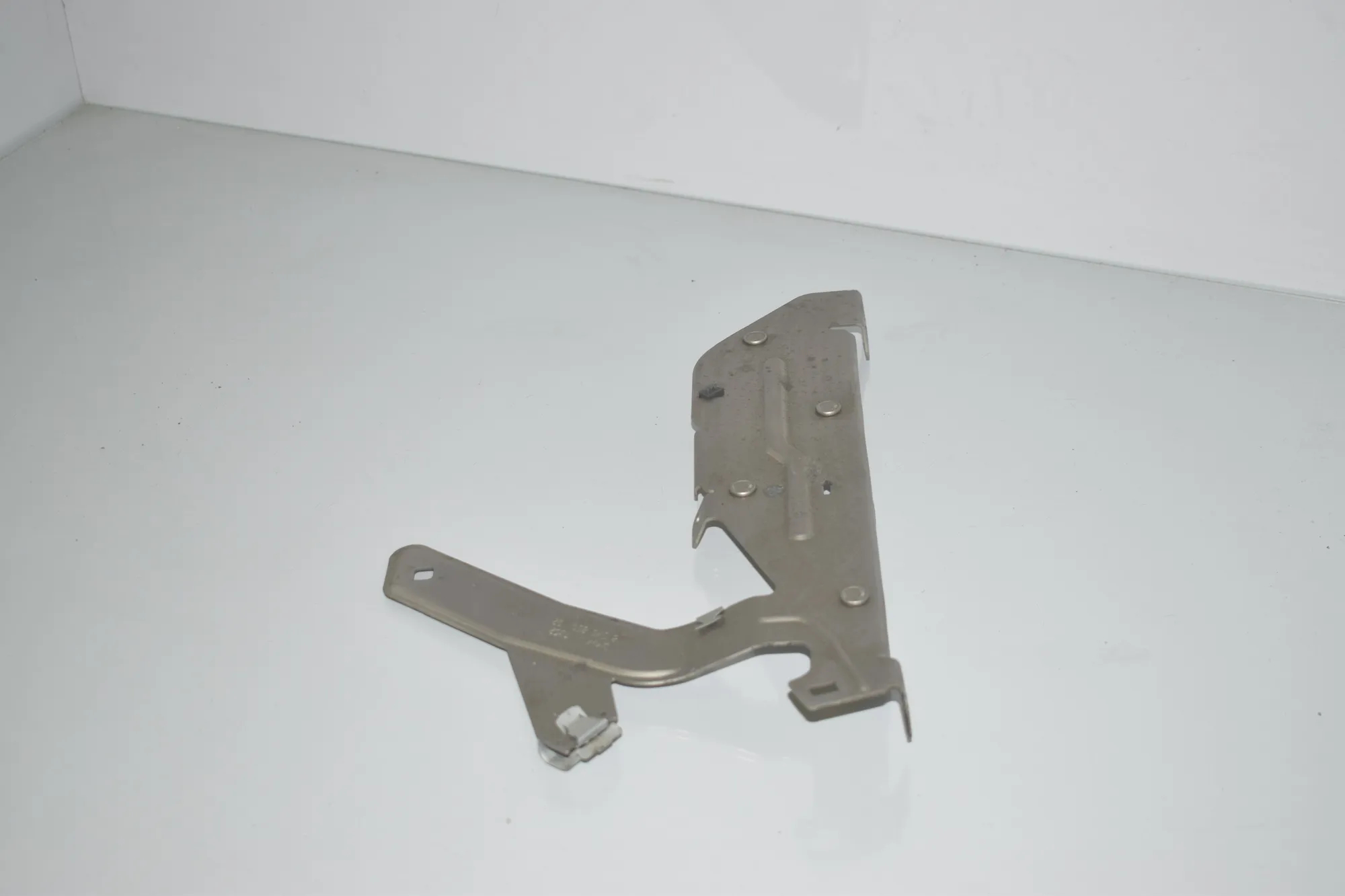 Bracket – OEM 13628570850 · BMW 2 Gran Tourer (F46) 218 d 2019 – 4