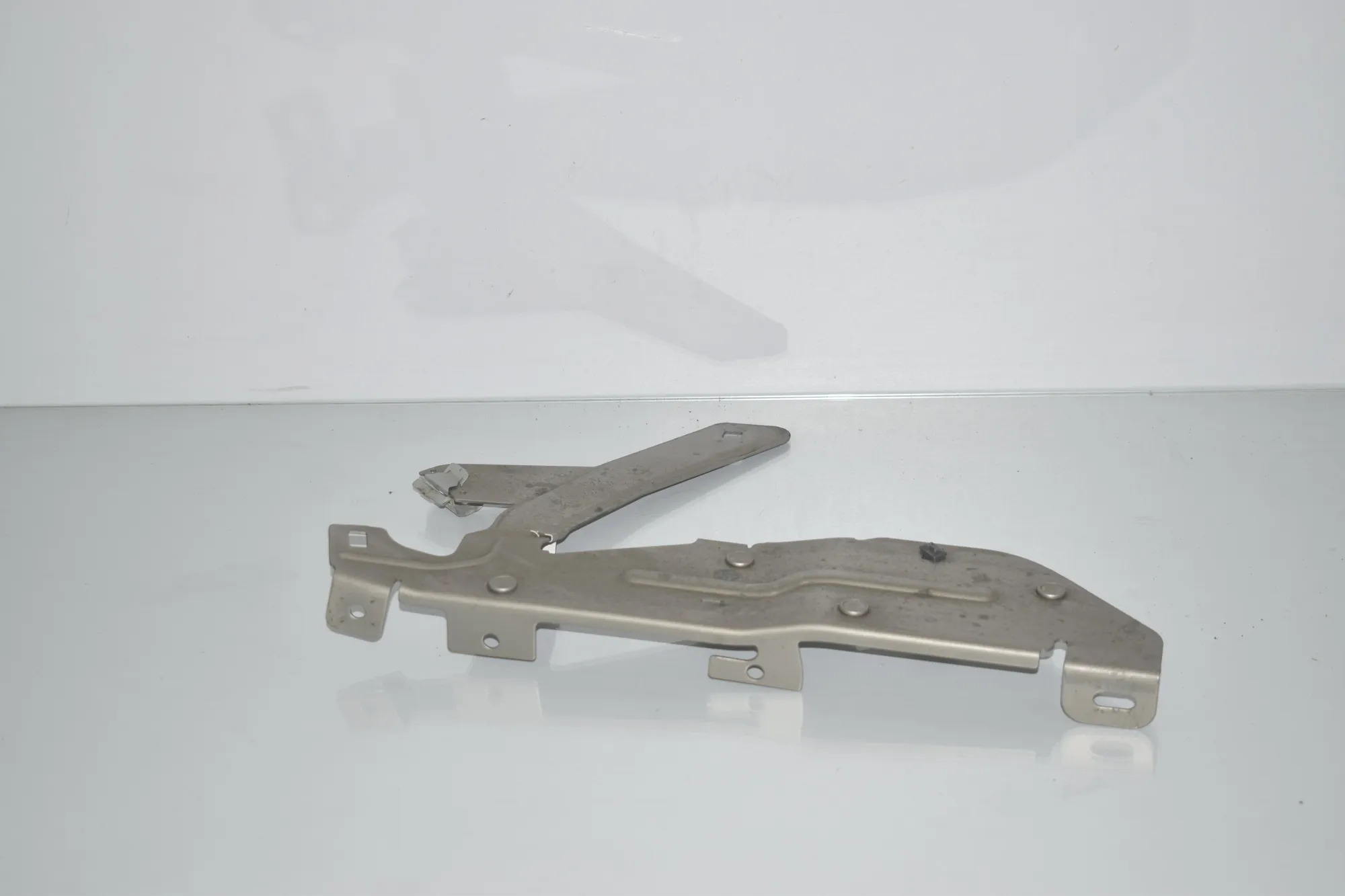 Bracket – OEM 13628570850 · BMW 2 Gran Tourer (F46) 218 d 2019