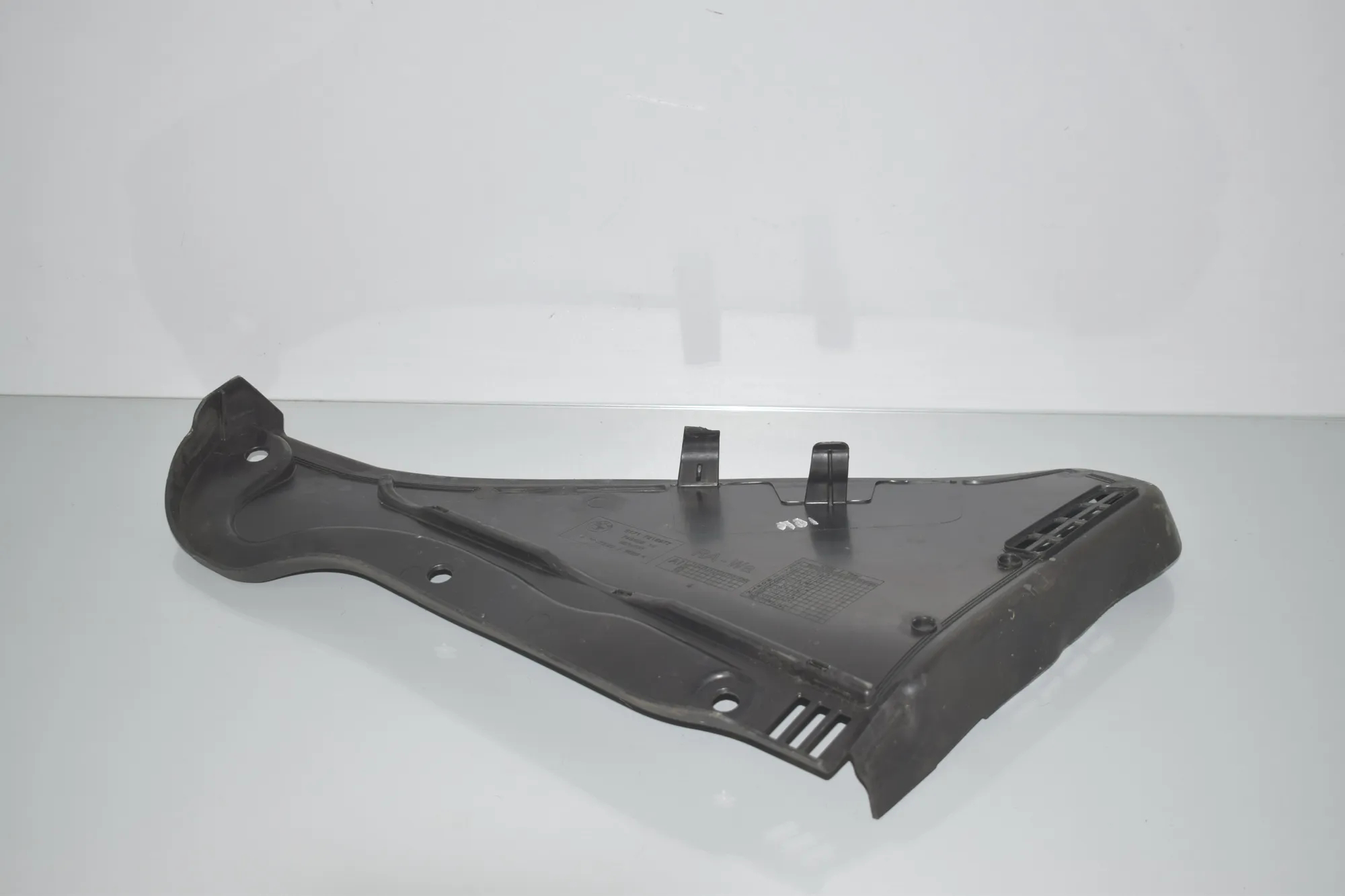 Front Wiper Cowl Trim – OEM 7216977 · BMW 5 (F10) 530 d 2014 – 2