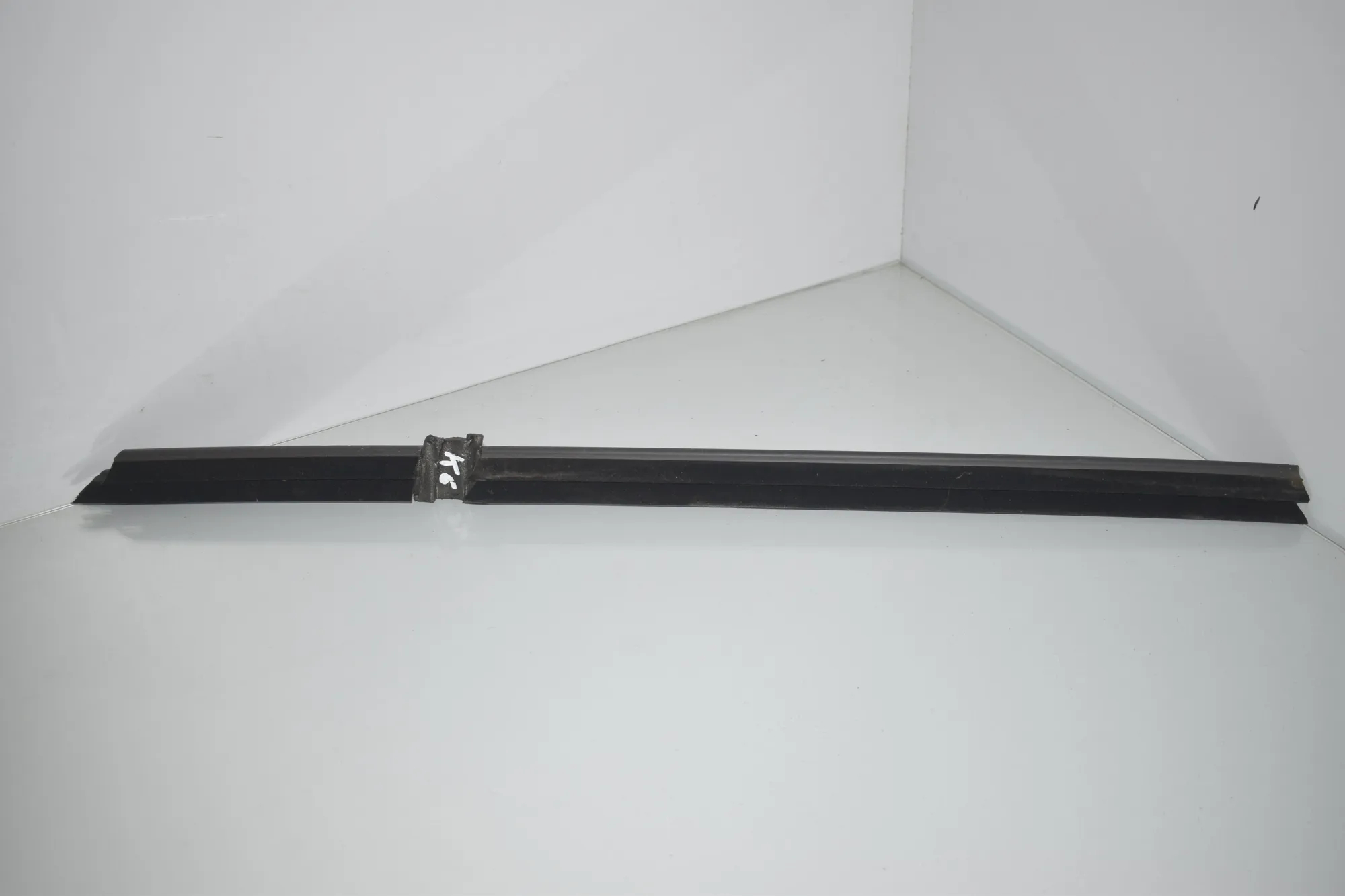 Rear Left Door Window Strip – OEM 7182289 · BMW 5 (F10) 530 d 2014 – 3