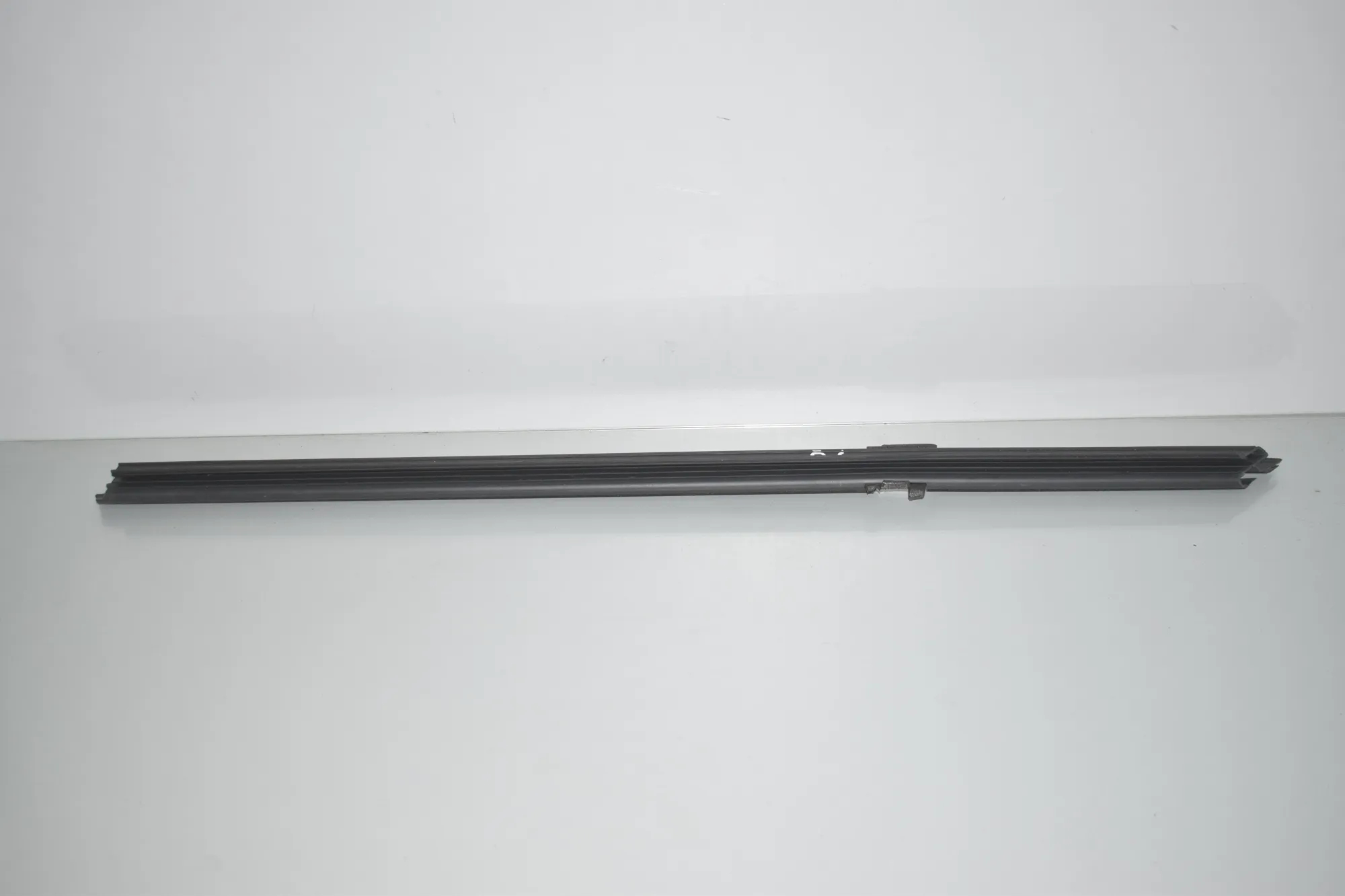 Rear Right Door Window Strip – OEM 7182290 · BMW 5 (F10) 530 d 2014 – 2