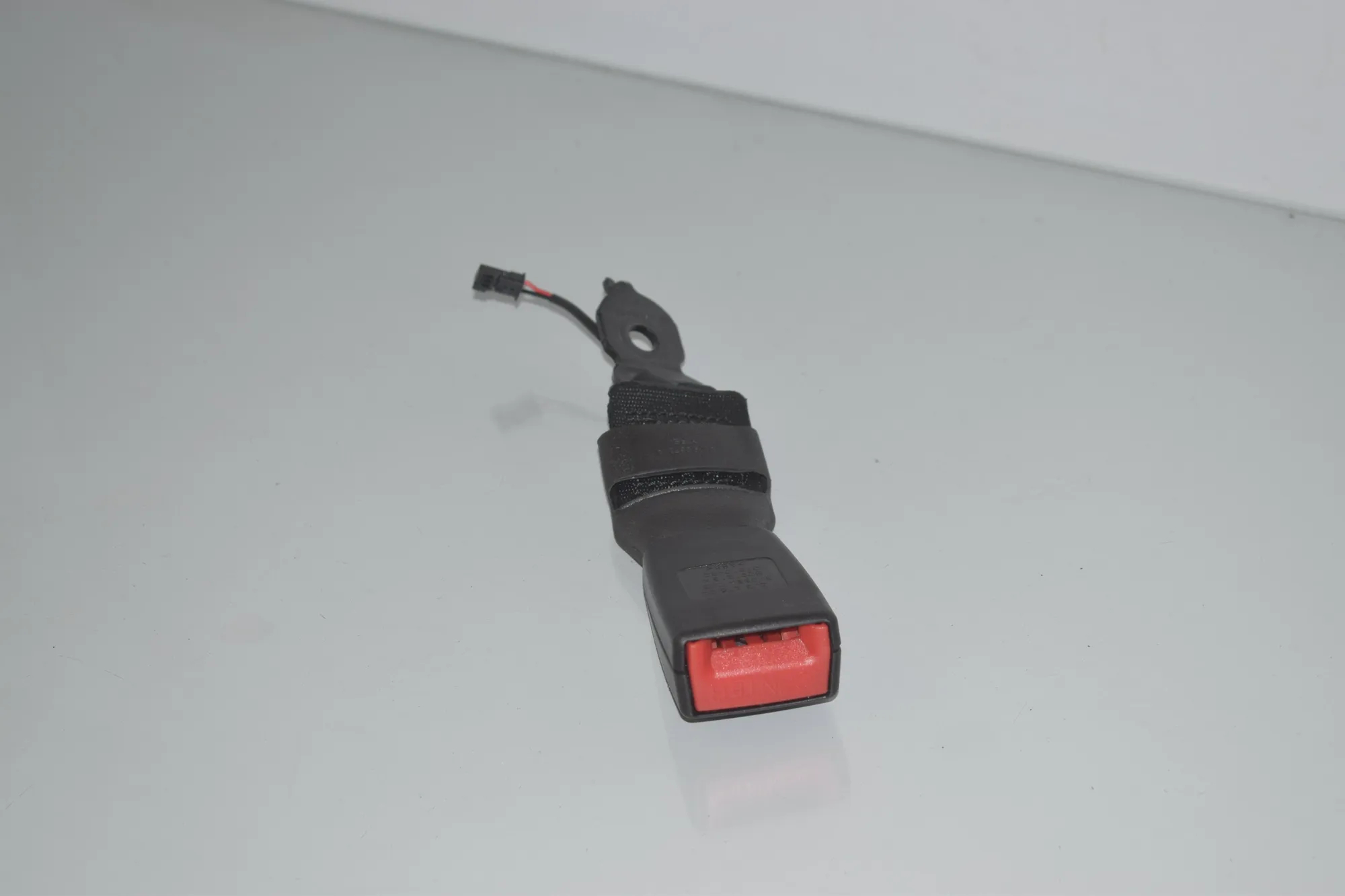Rear Middle Seat Buckle – OEM 7243275 · BMW 5 (F10) 530 d 2014 – 2