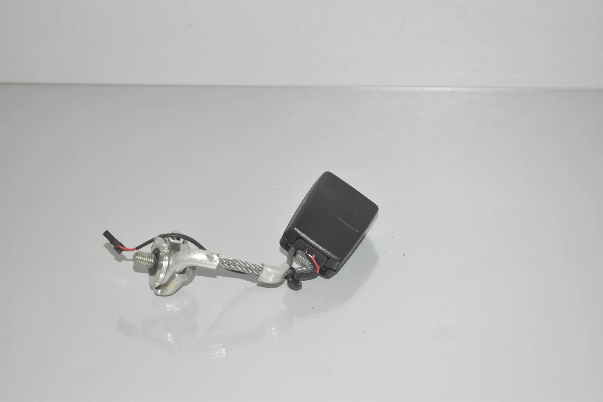 Rear Left Seat Buckle – OEM 7243273 · BMW 5 (F10) 530 d 2014 – 2