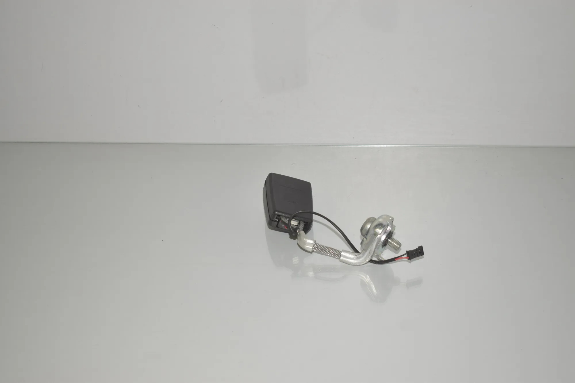Rear Left Seat Buckle – OEM 7243273 · BMW 5 (F10) 530 d 2014