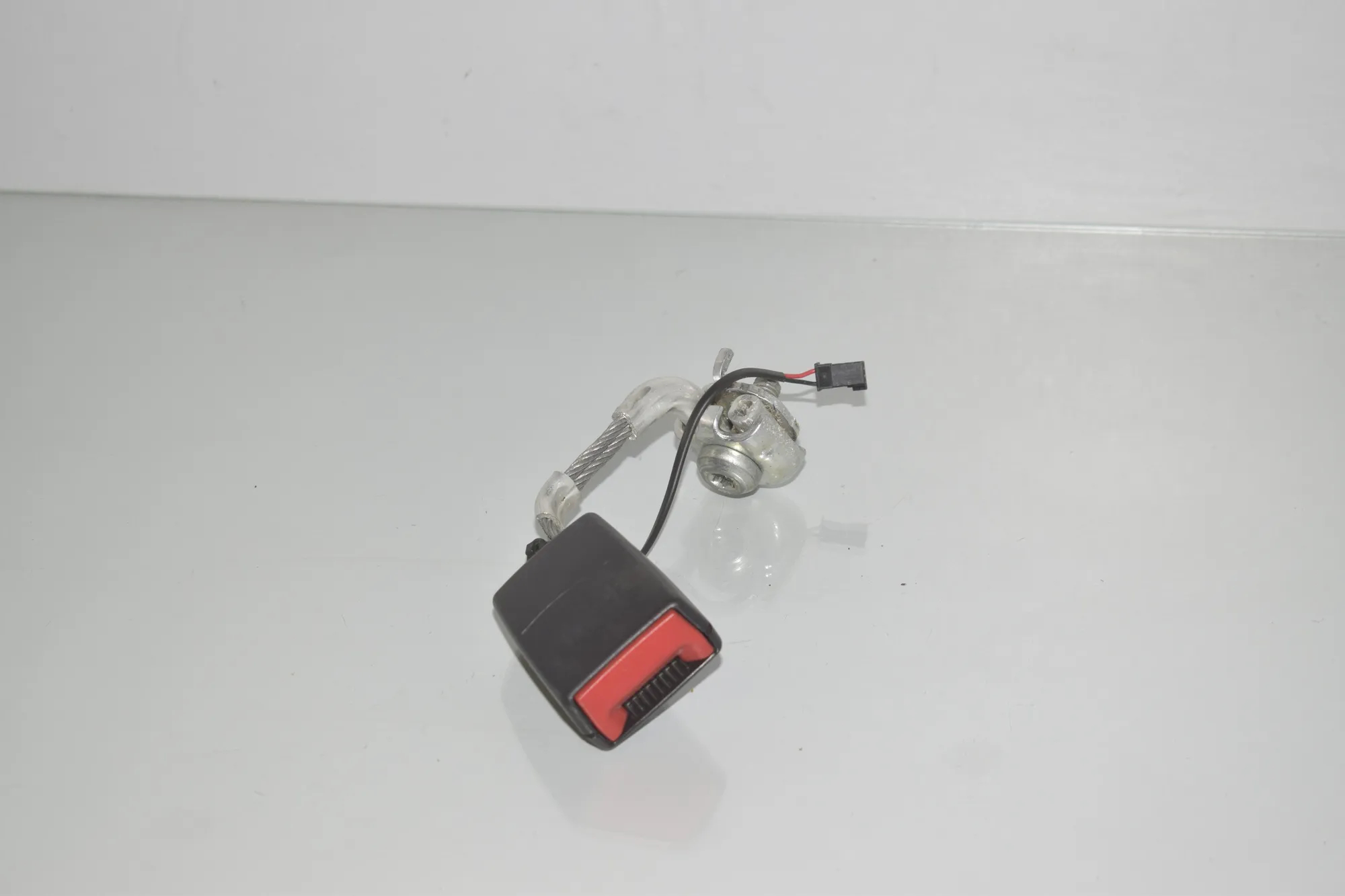 Rear Left Seat Buckle – OEM 7243273 · BMW 5 (F10) 530 d 2014 – 3