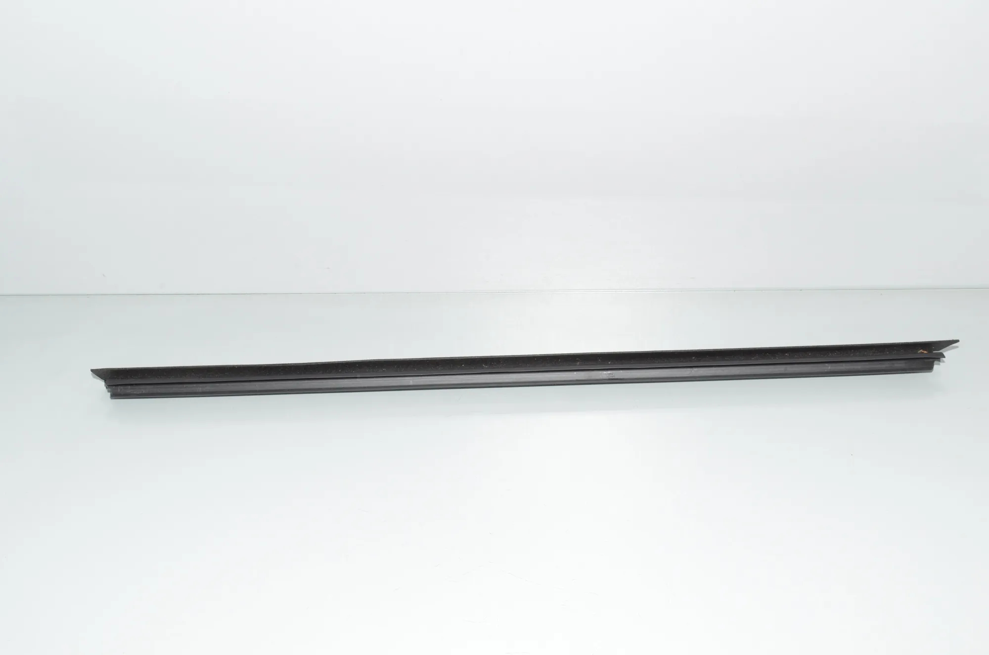 Front Right Door Window Molding – OEM 7298826 · BMW 2 Active Tourer (F45) 218 d 2016