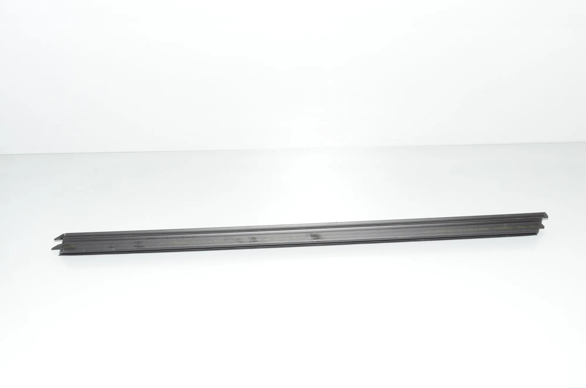 Front Right Door Window Molding – OEM 7298826 · BMW 2 Active Tourer (F45) 218 d 2016 – 3