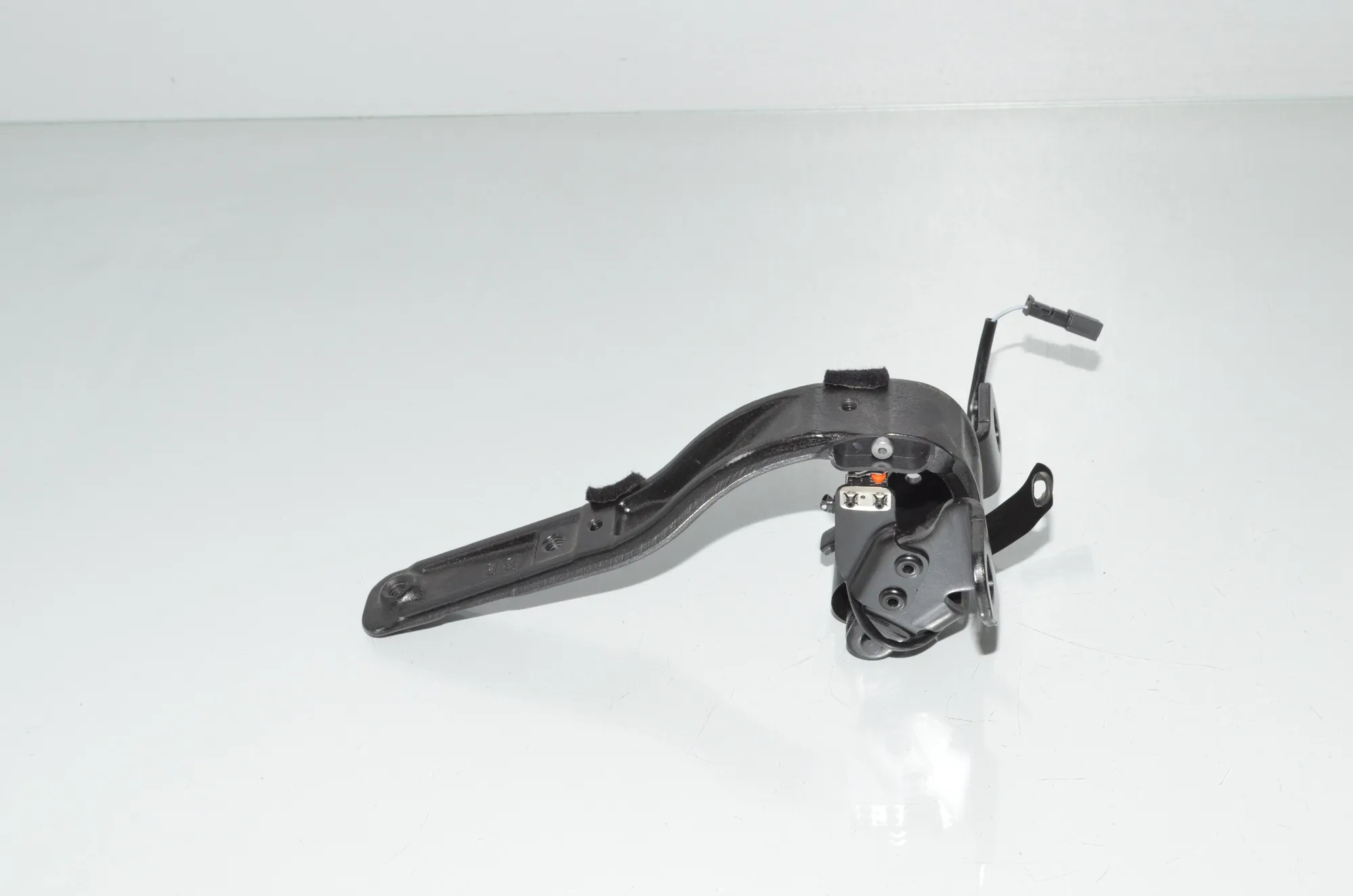 Right Side Bootlid Hinge – OEM 7296774 · BMW i3 (I01) BMW i3 (I01) Electric 2014 – 2