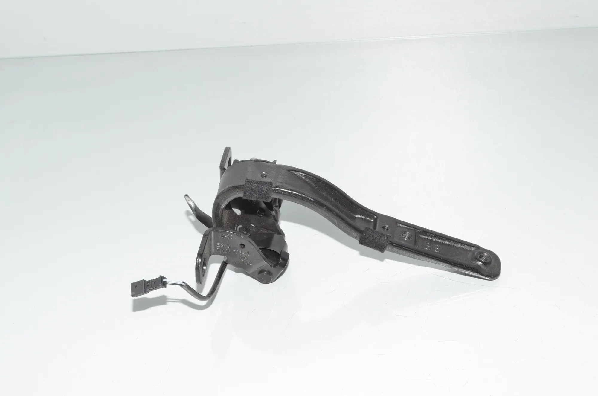 Right Side Bootlid Hinge – OEM 7296774 · BMW i3 (I01) BMW i3 (I01) Electric 2014 – 4