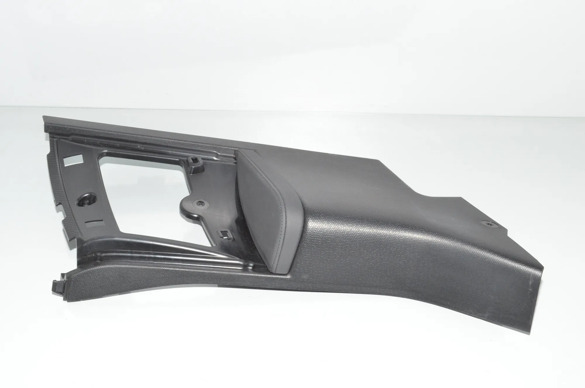 Right Side Pillar Trim – OEM 7362582 · BMW i3 (I01) BMW i3 (I01) Electric 2019 – 2