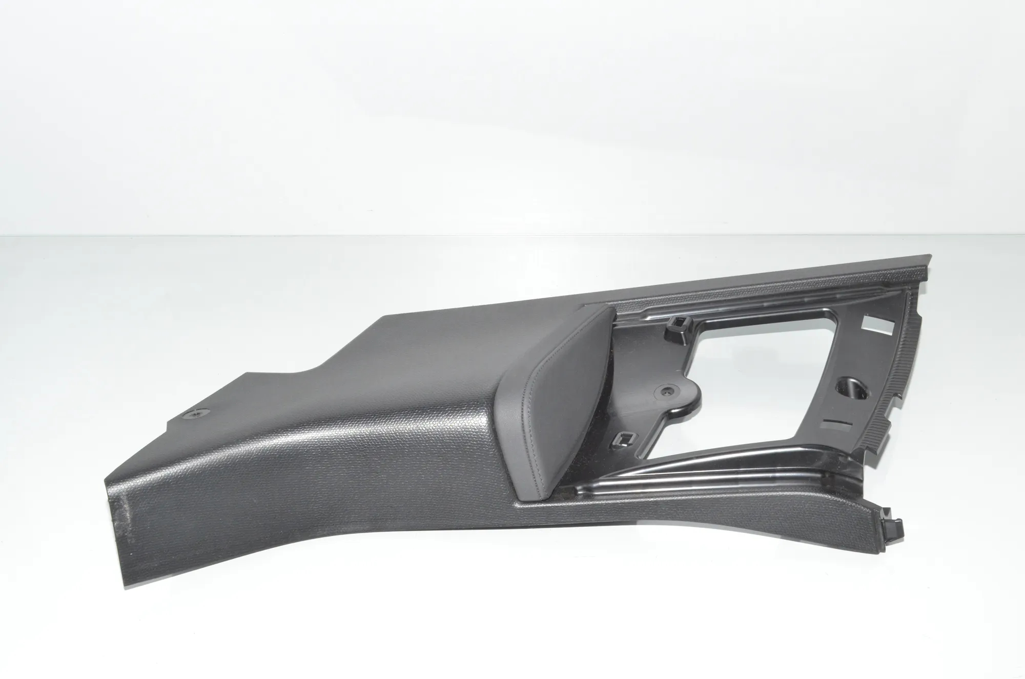 Rear Left Pillar Trim – OEM 7362581 · BMW i3 (I01) BMW i3 (I01) Electric 2019 – 2