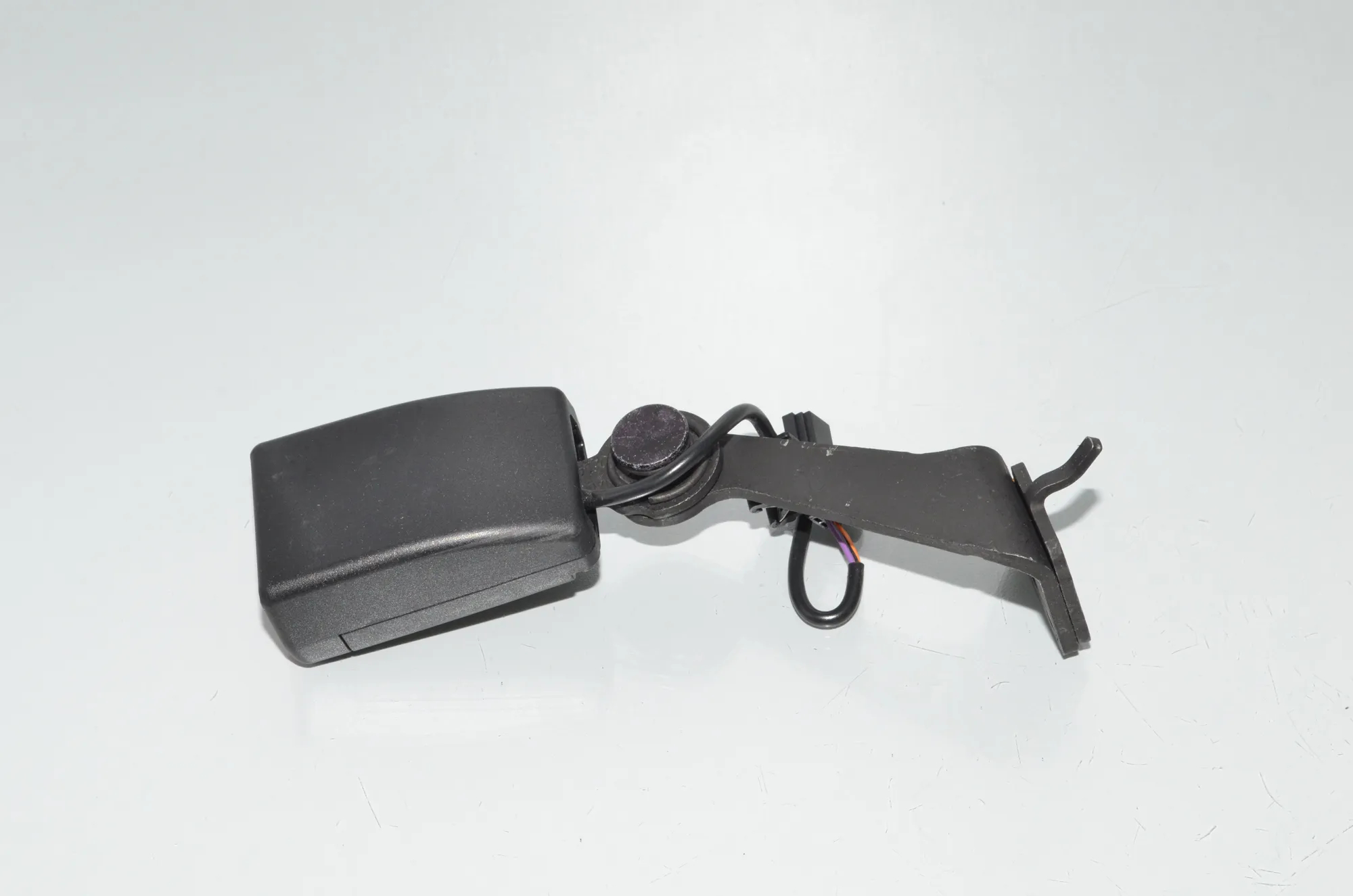 Rear Left Seat Buckle – OEM 7375447 · BMW 3 Touring (F31) 318 d 2016 – 3