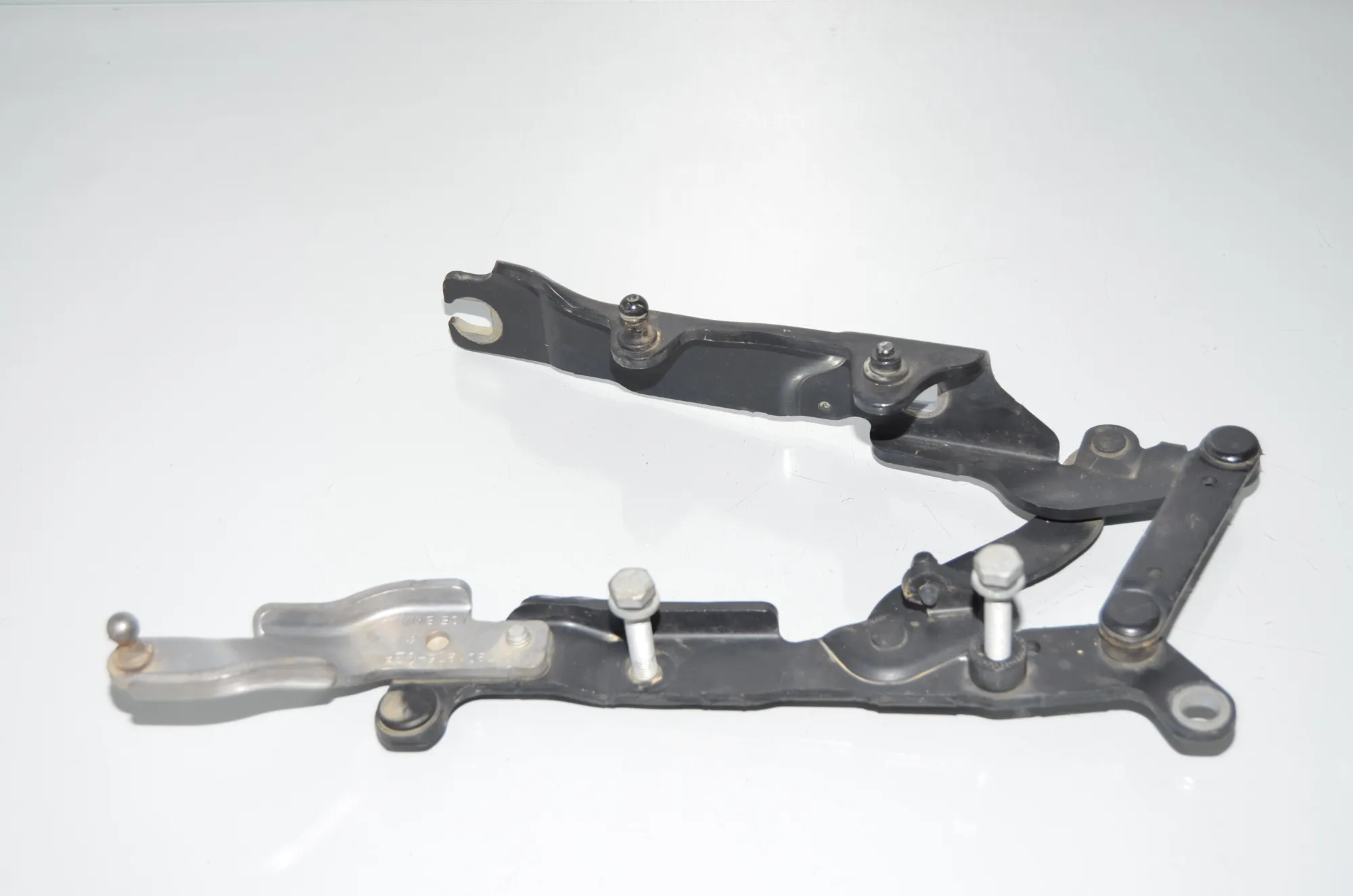 Front Right Bonnet Hinge – OEM 7201276 · BMW 5 Touring (F11) 520 d 2010 – 3