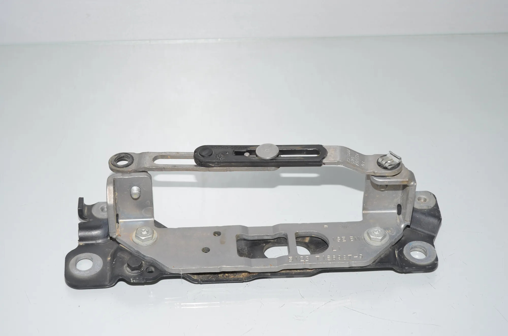 Bracket – OEM 7186987 · BMW 5 Touring (F11) 520 d 2010