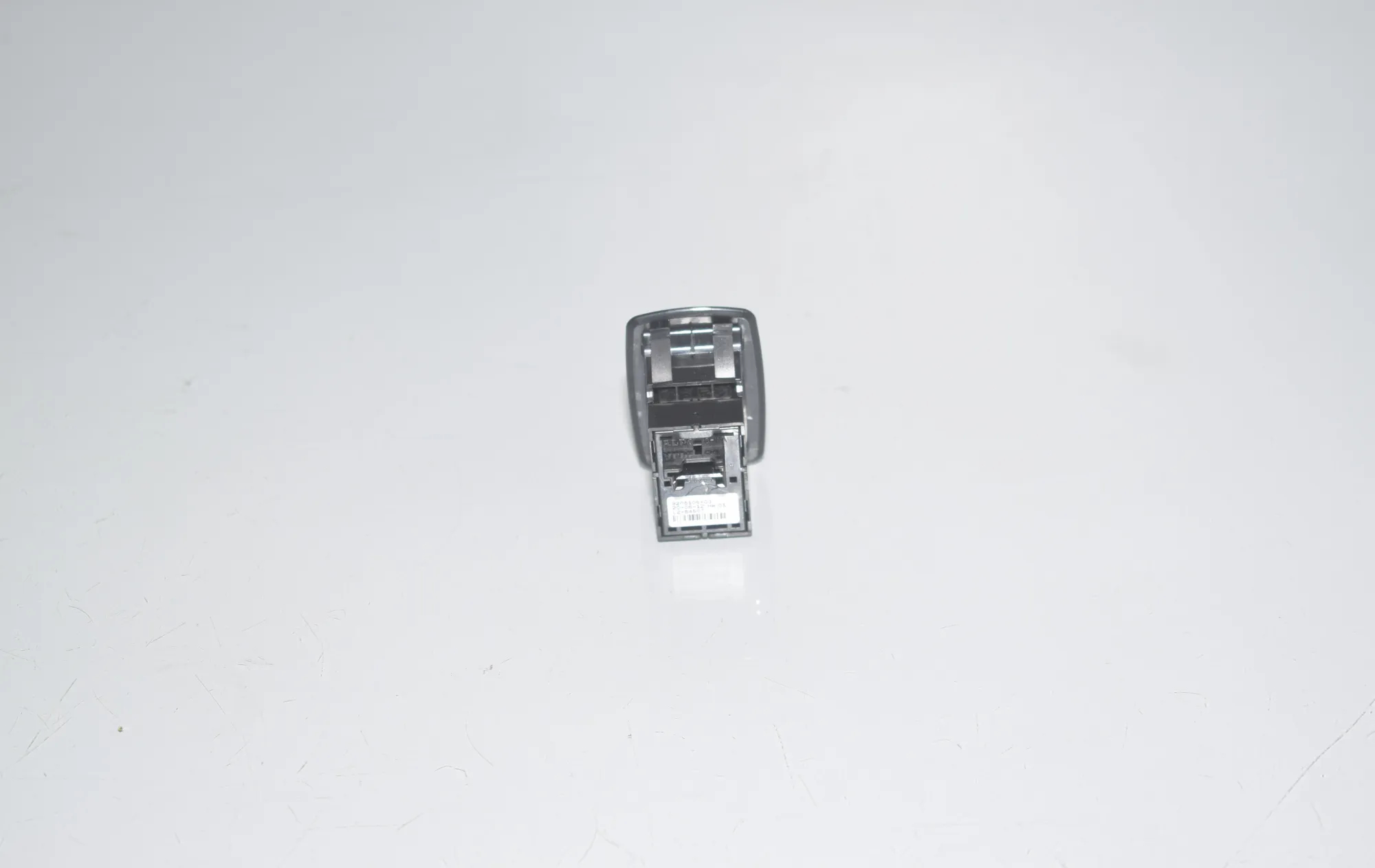 Rear Right Door Window Switch – OEM 9208106 · BMW 3 (F30, F80) 328 i xDrive 2012 – 3