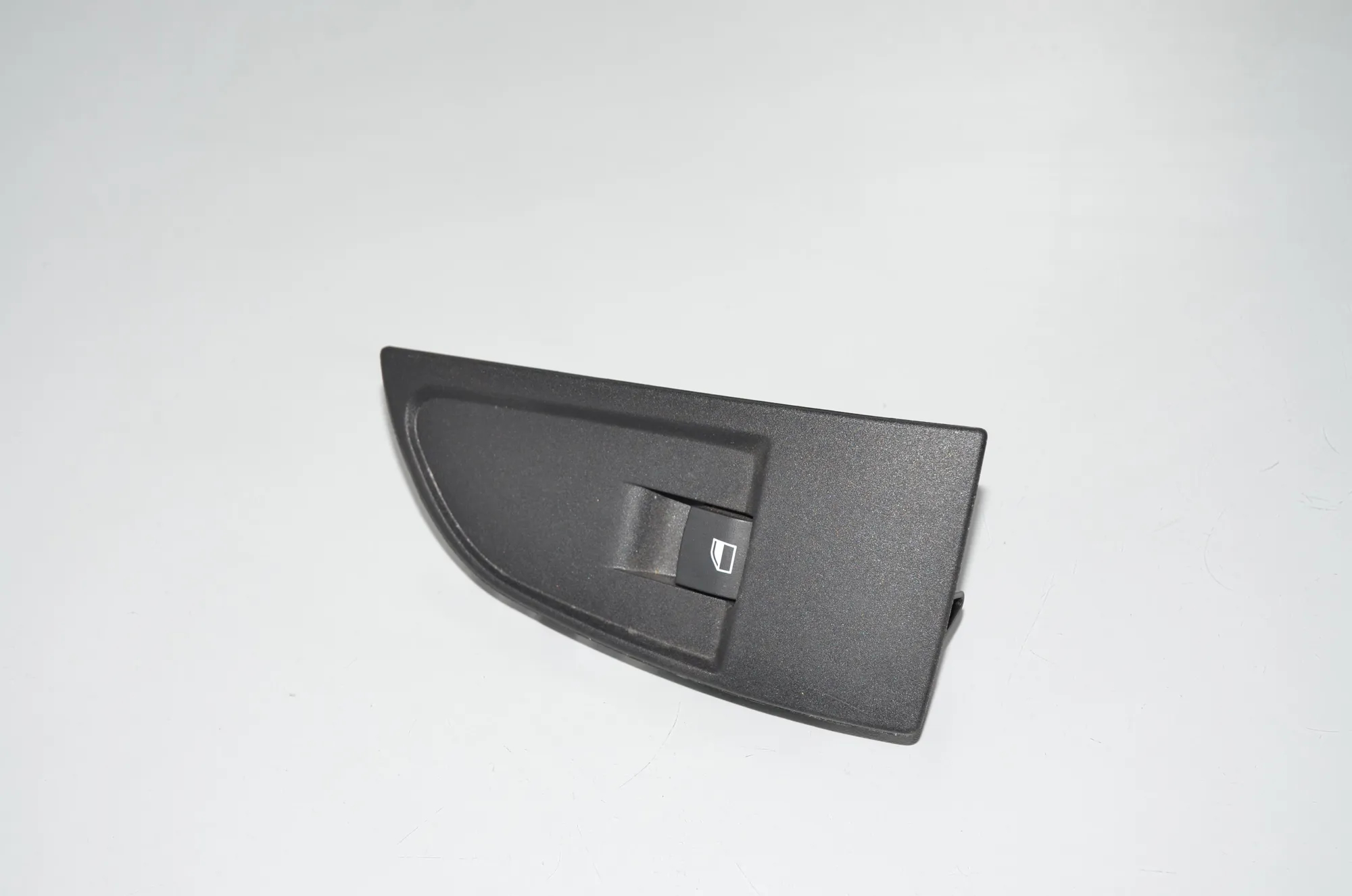 Front Right Door Window Switch – OEM 9208107 · BMW i3 (I01) s Electric 2020 – 2