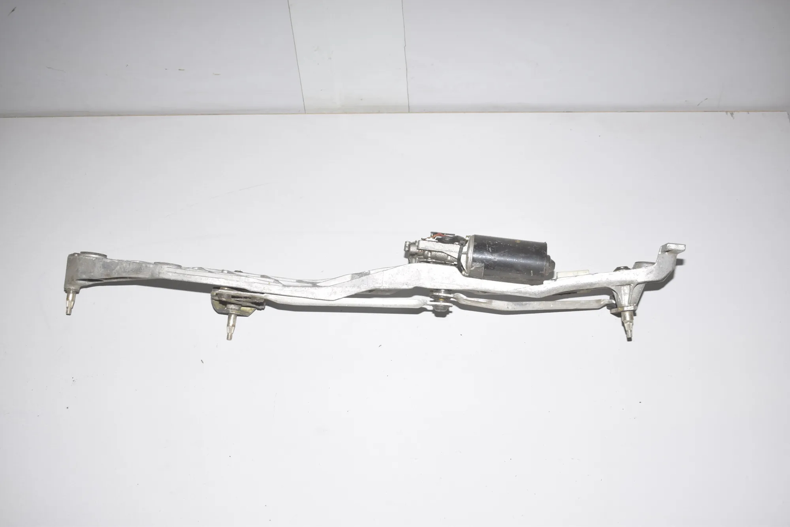 Front Windshield Wiper Mechanism – OEM 8352889 · BMW 7 7 (E38) (1994 - 2001) 725 tds (1996 - 2001, 2.5 L, 105 kW) 2000 – 2