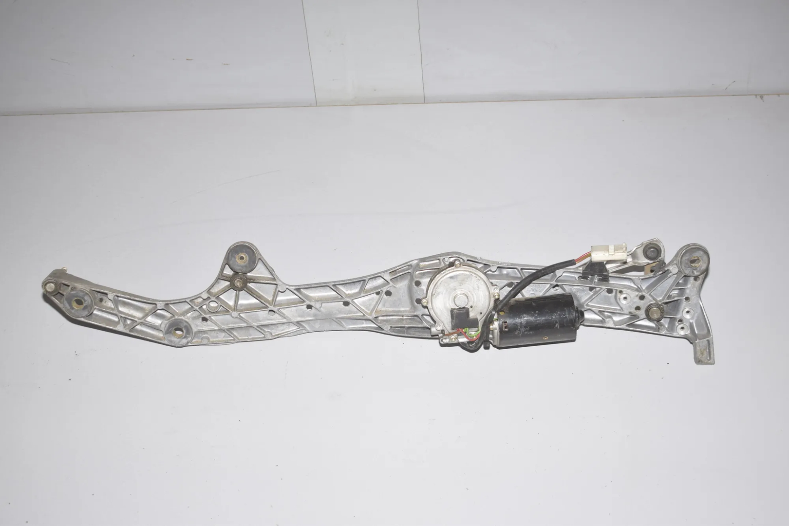 Front Windshield Wiper Mechanism – OEM 8352889 · BMW 7 7 (E38) (1994 - 2001) 725 tds (1996 - 2001, 2.5 L, 105 kW) 2000 – 3