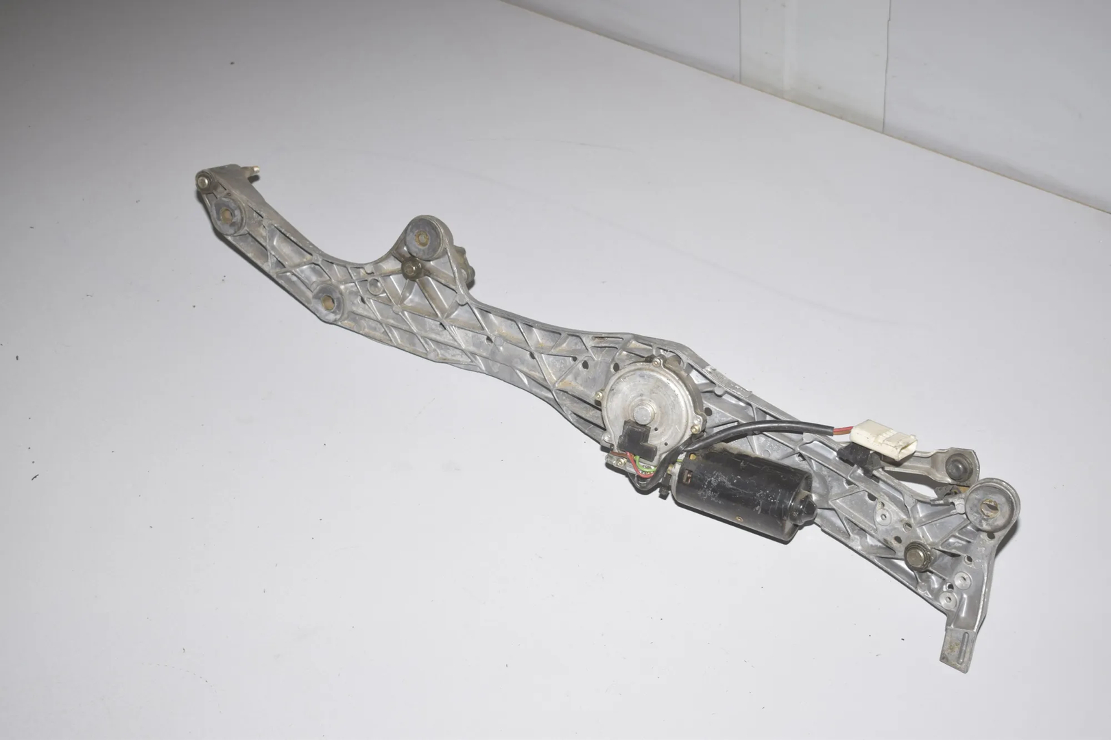 Front Windshield Wiper Mechanism – OEM 8352889 · BMW 7 7 (E38) (1994 - 2001) 725 tds (1996 - 2001, 2.5 L, 105 kW) 2000 – 4