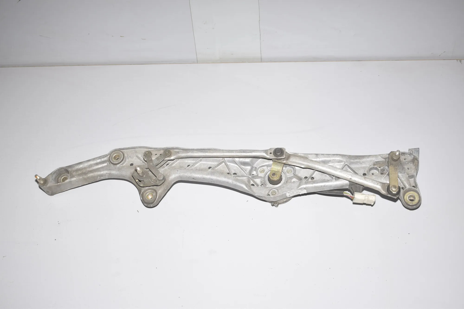 Front Windshield Wiper Mechanism – OEM 8352889 · BMW 7 7 (E38) (1994 - 2001) 725 tds (1996 - 2001, 2.5 L, 105 kW) 2000