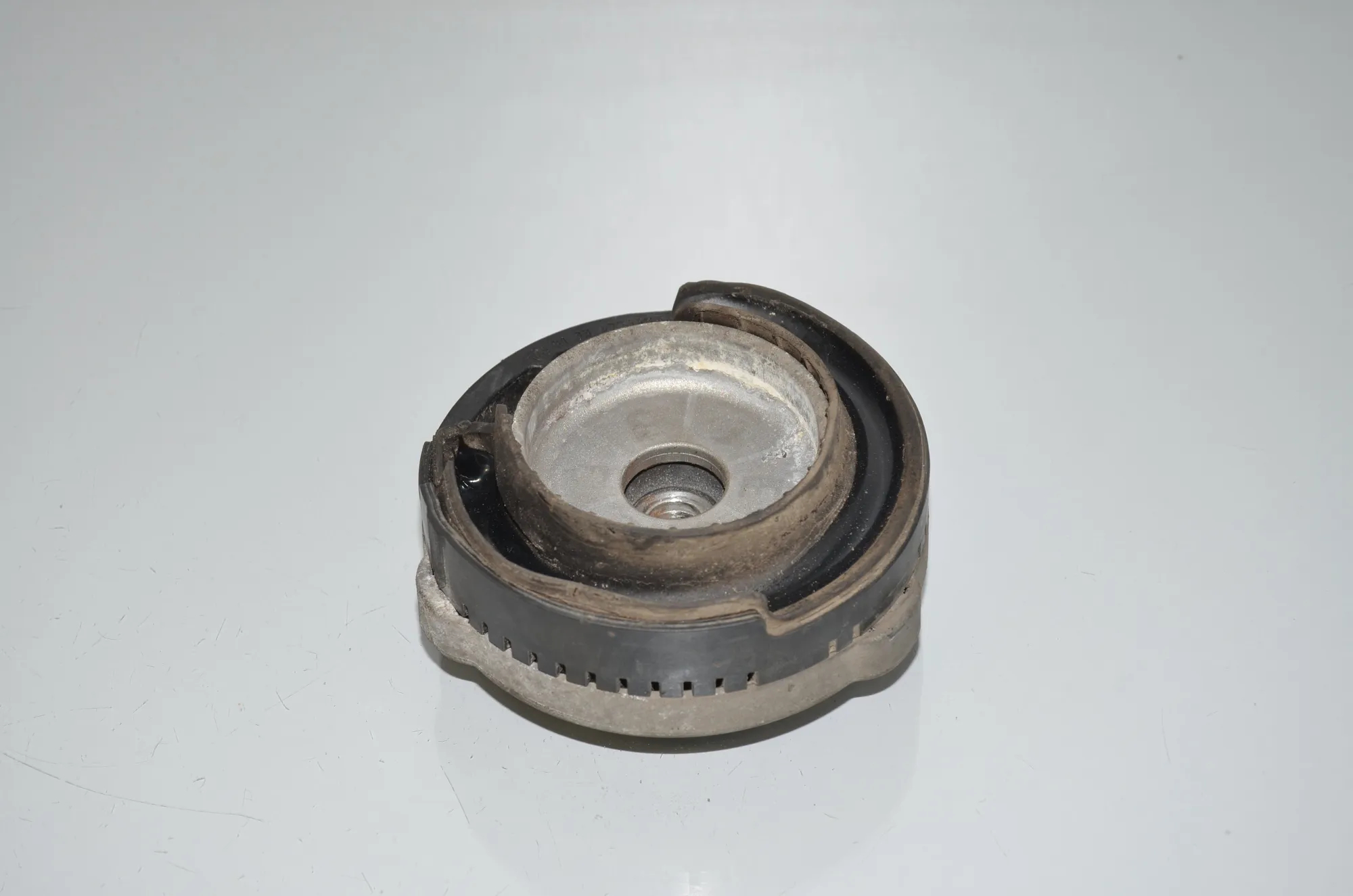 Front Left Shock Absorber Bracket – OEM 6795081 · BMW 7 (F01, F02) 750 d xDrive 2012 – 4