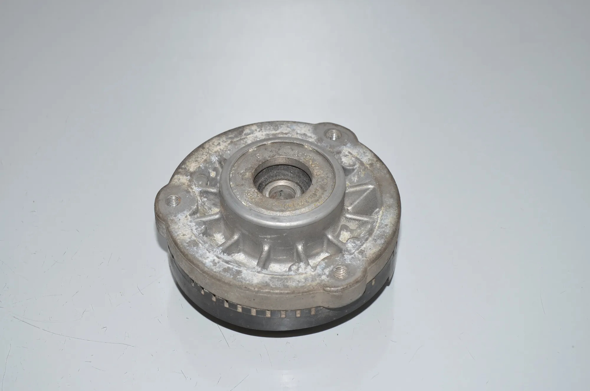 Front Left Shock Absorber Bracket – OEM 6795081 · BMW 7 (F01, F02) 750 d xDrive 2012 – 2