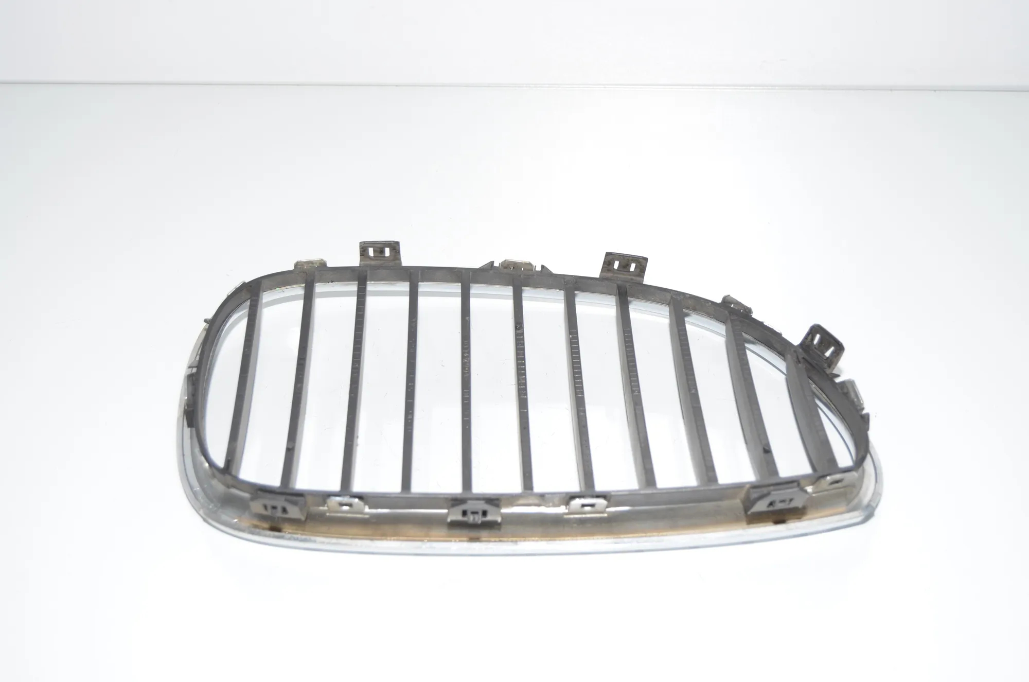 Front Left Grill – OEM 7065701 · BMW 5 (E60) BMW 5 (E60) 520 d 2006 – 5