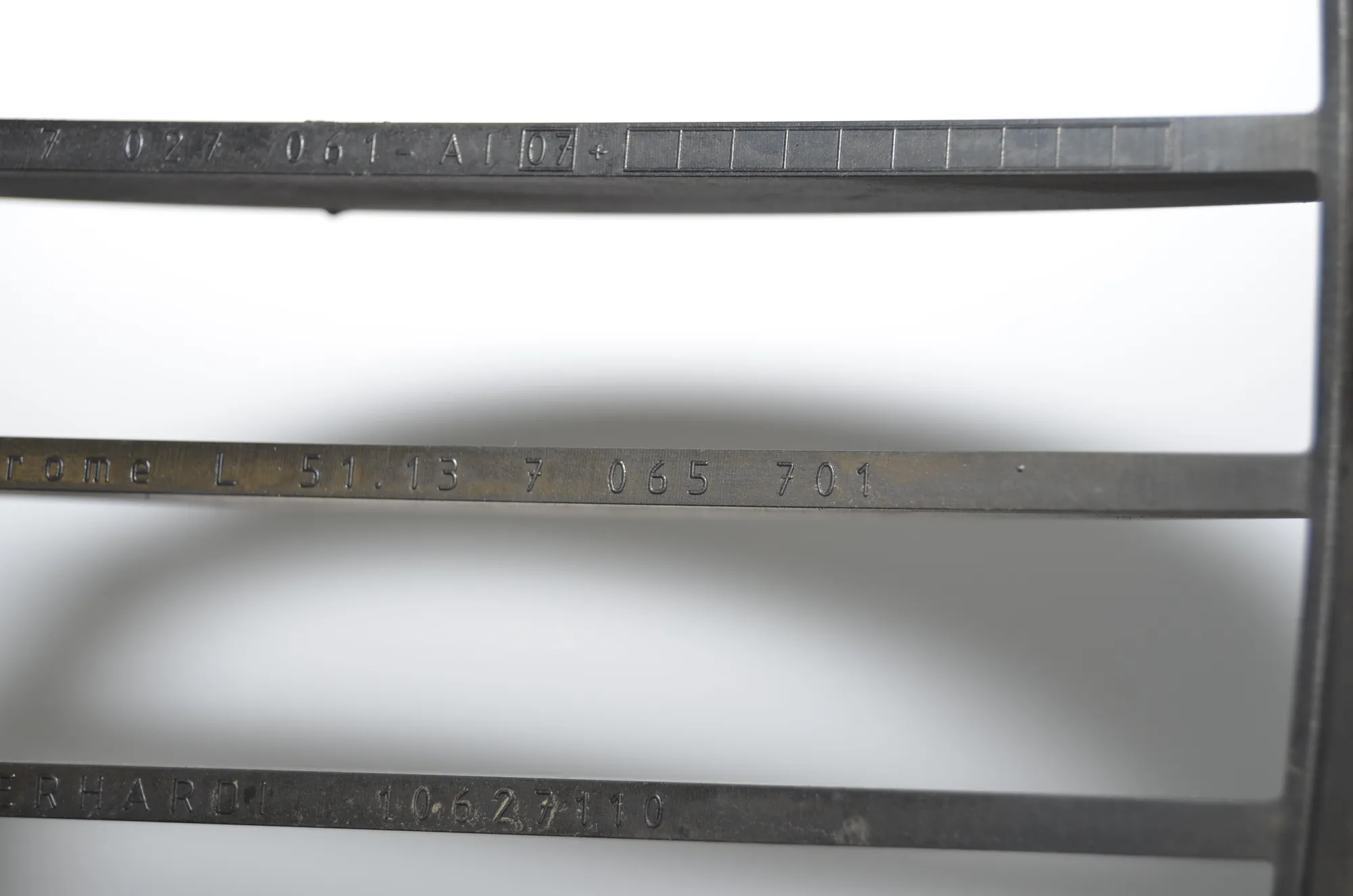 Front Left Grill – OEM 7065701 · BMW 5 (E60) BMW 5 (E60) 520 d 2006 – 6