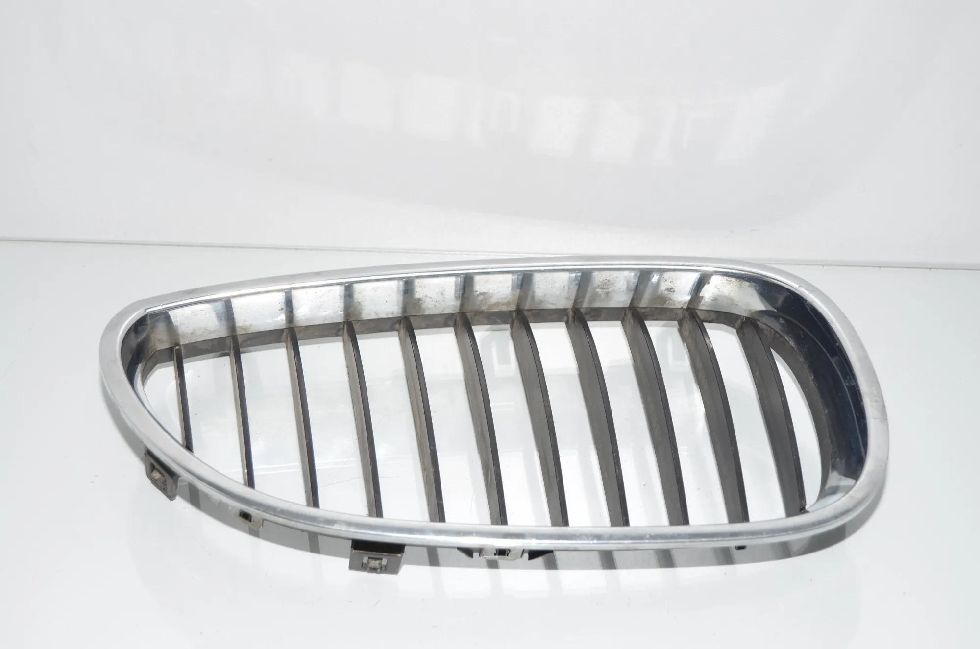 Front Right Grill – OEM 7065702 · BMW 5 (E60) BMW 5 (E60) 520 d 2005