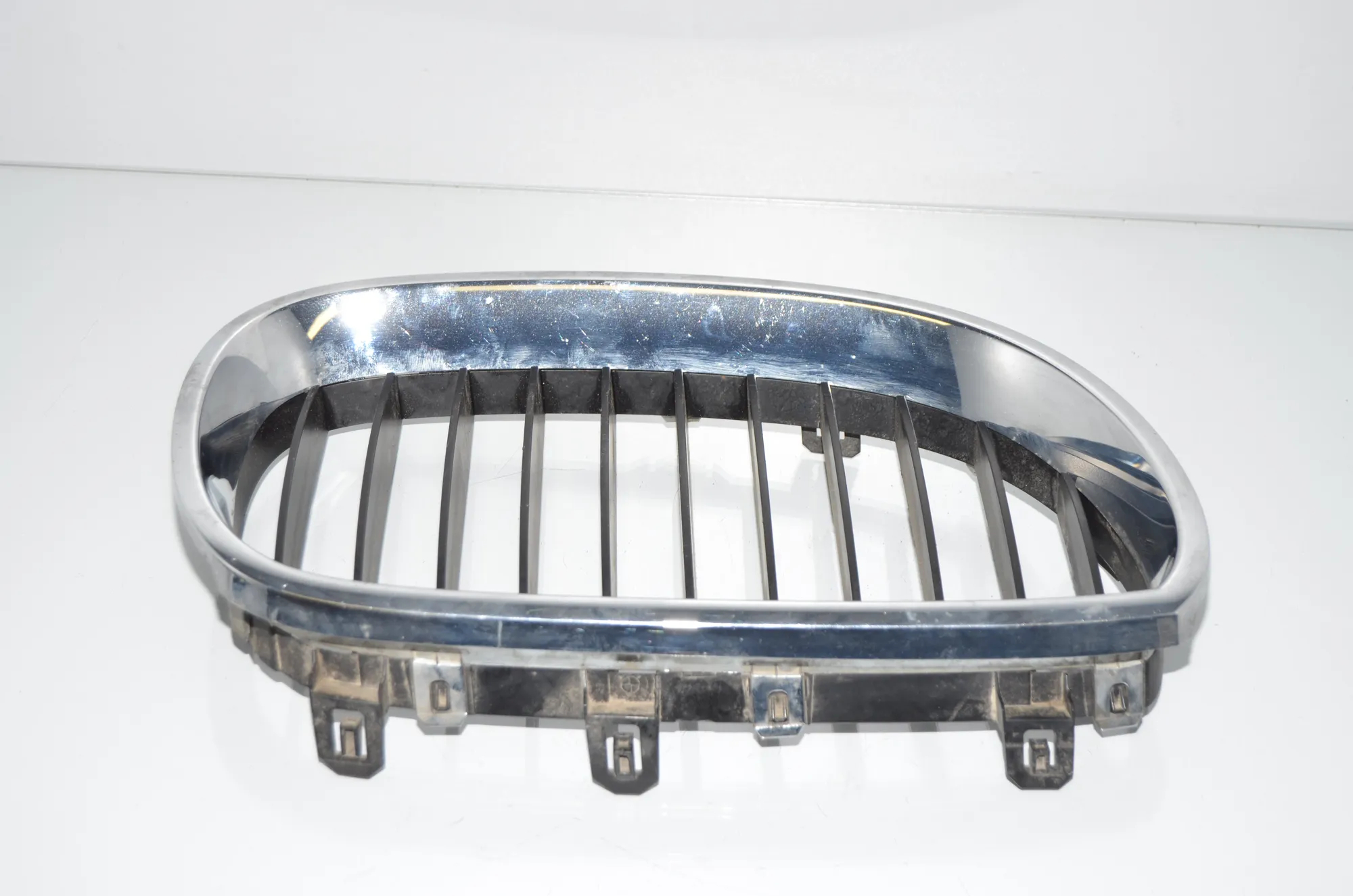 Front Right Grill – OEM 7065702 · BMW 5 (E60) BMW 5 (E60) 520 d 2005 – 5