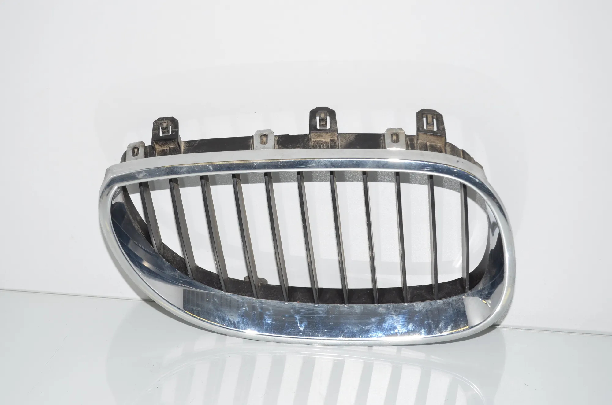 Front Right Grill – OEM 7065702 · BMW 5 (E60) BMW 5 (E60) 520 d 2005 – 6