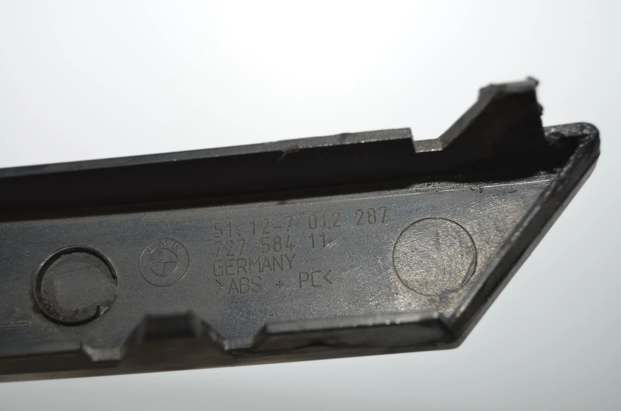 Rear Left Bumper Molding – OEM 7012287 · BMW 7 (E65, E66, E67) BMW 7 (E65, E66, E67) 730 d 2002 – 5