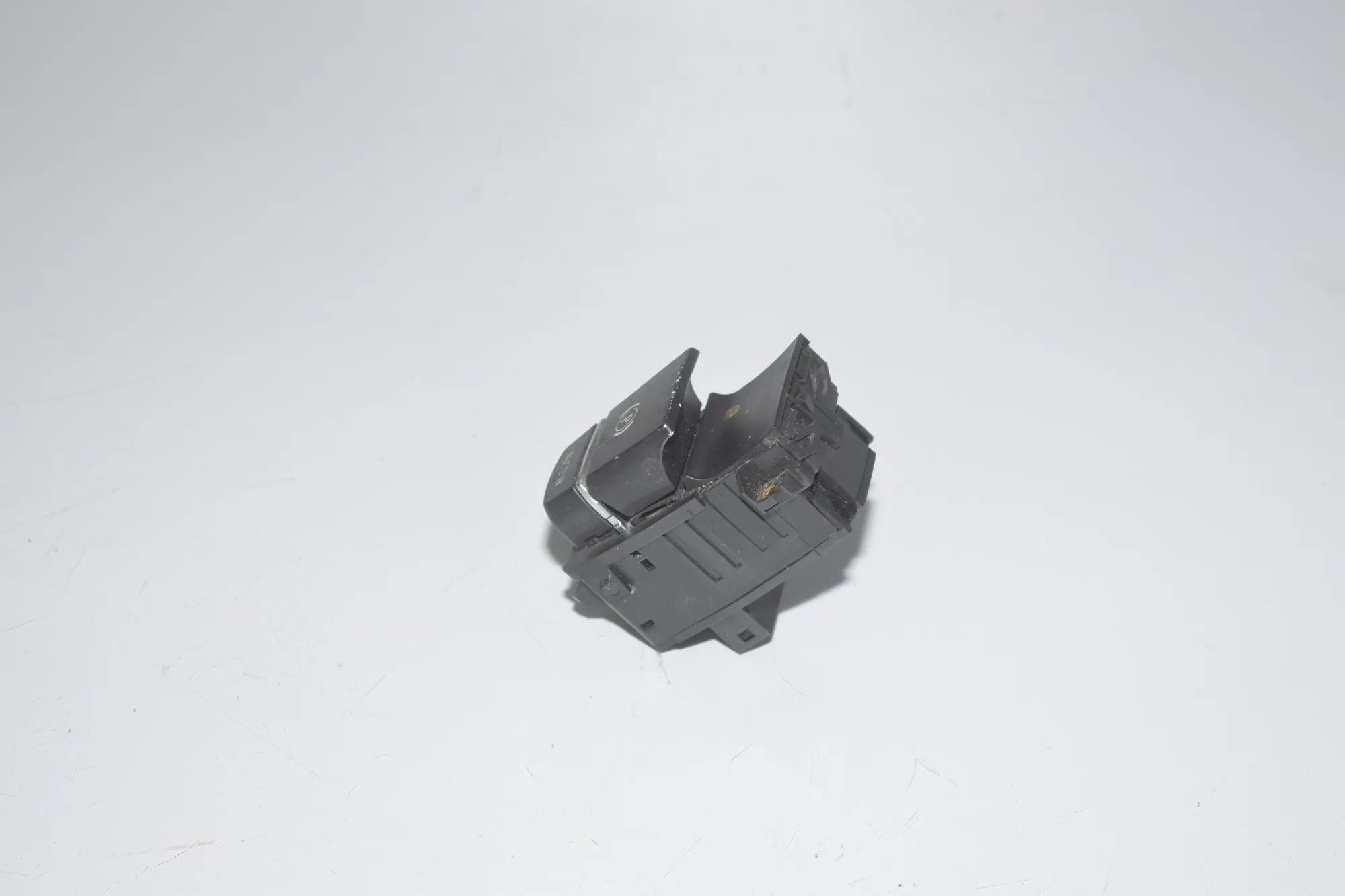 Handbrake Button – OEM 61316822518 · BMW 5 (F10) 530 d 2010 – 4