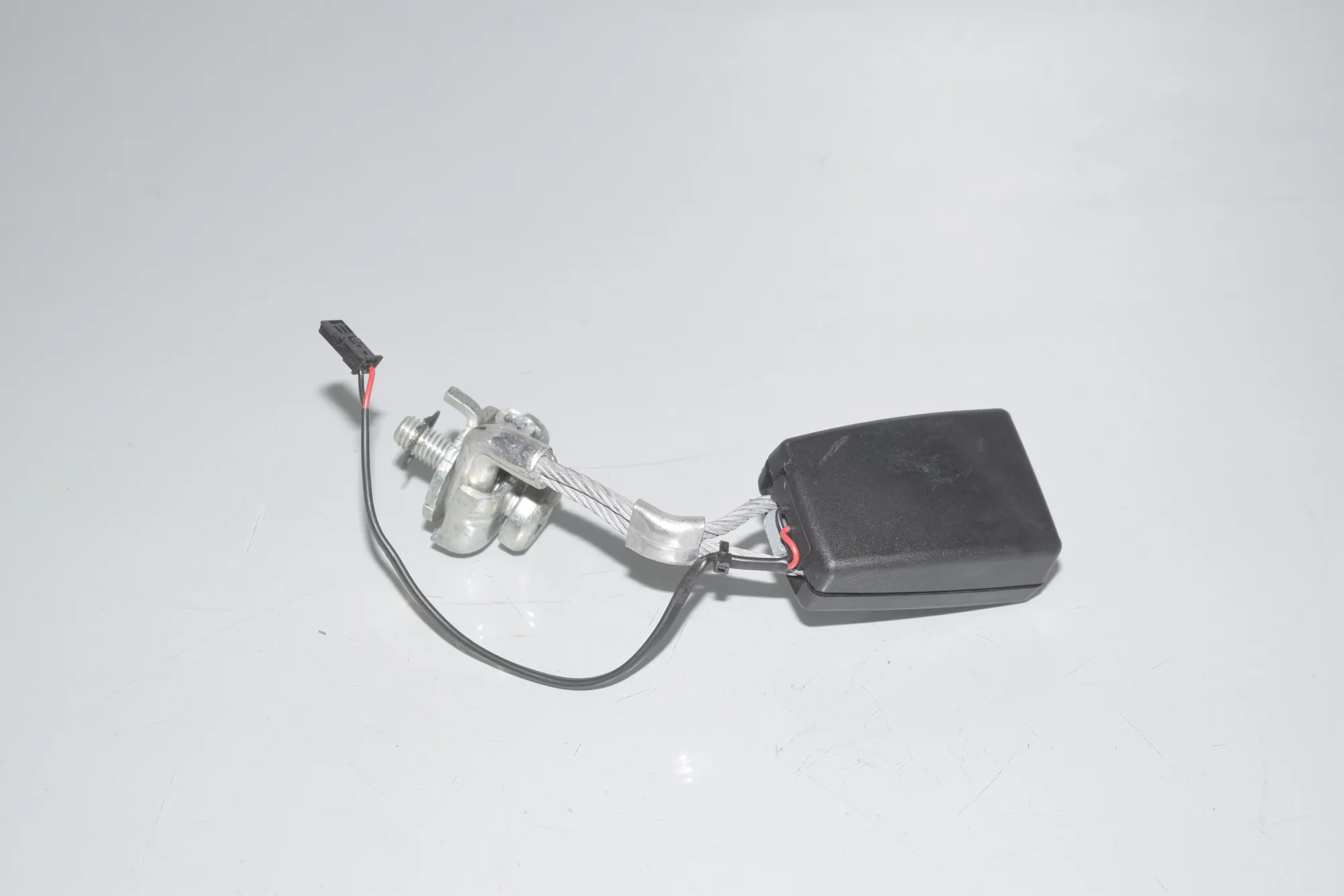 Rear Left Seat Buckle – OEM 7243273 · BMW 5 (F10) 530 d 2010
