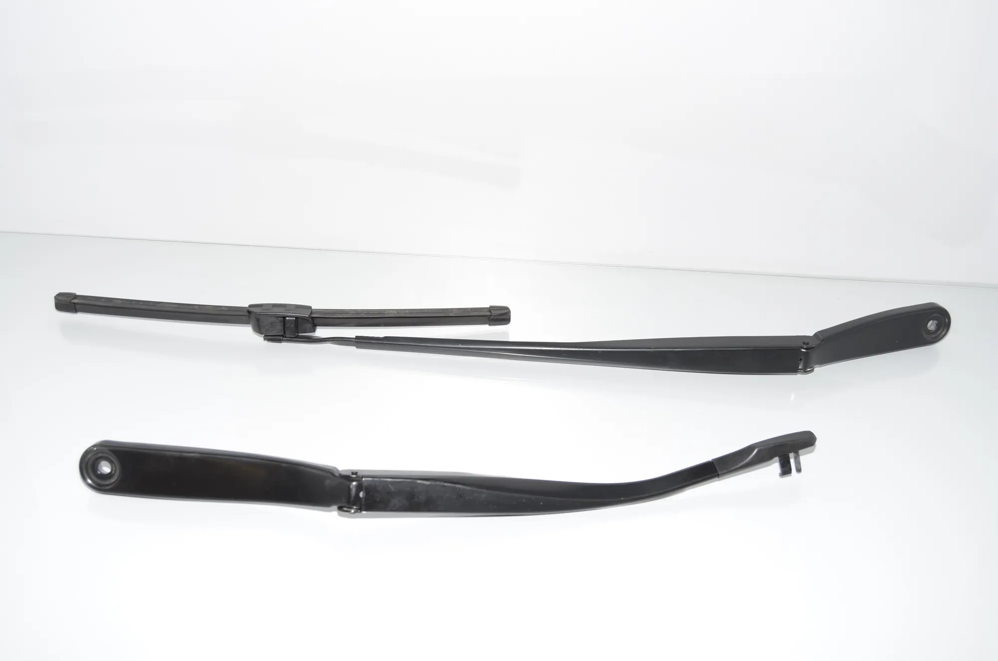 Front Wiper Arms – OEM 7203156 · BMW 5 (F10) 530 d 2010