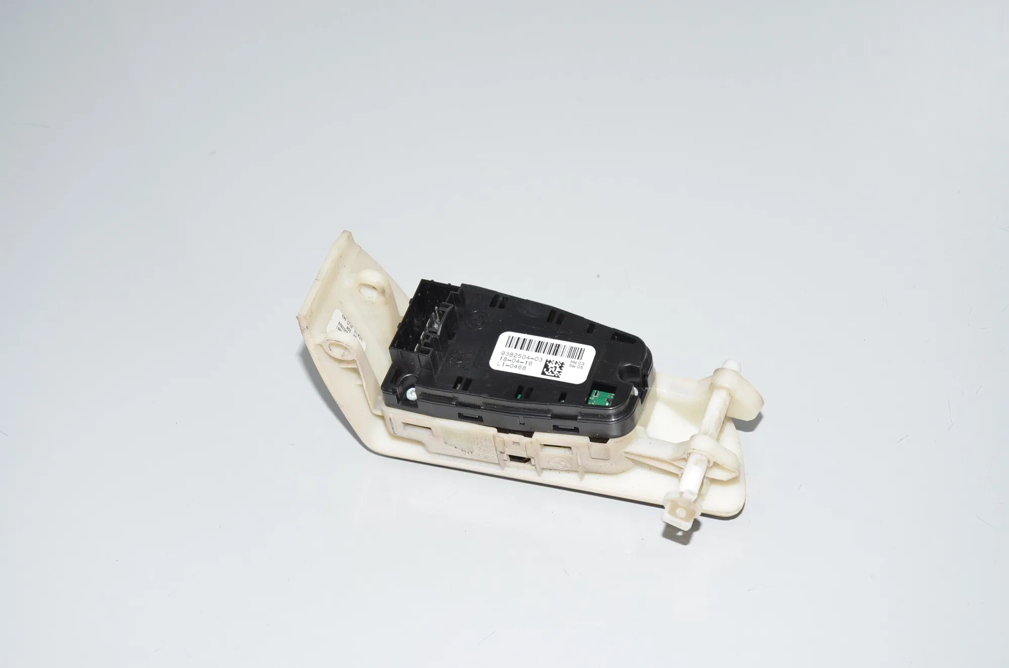 Rear Left Door Window Switch – OEM 9382504 · BMW 7 (G11, G12) 740 d, Ld xDrive 2016 – 3