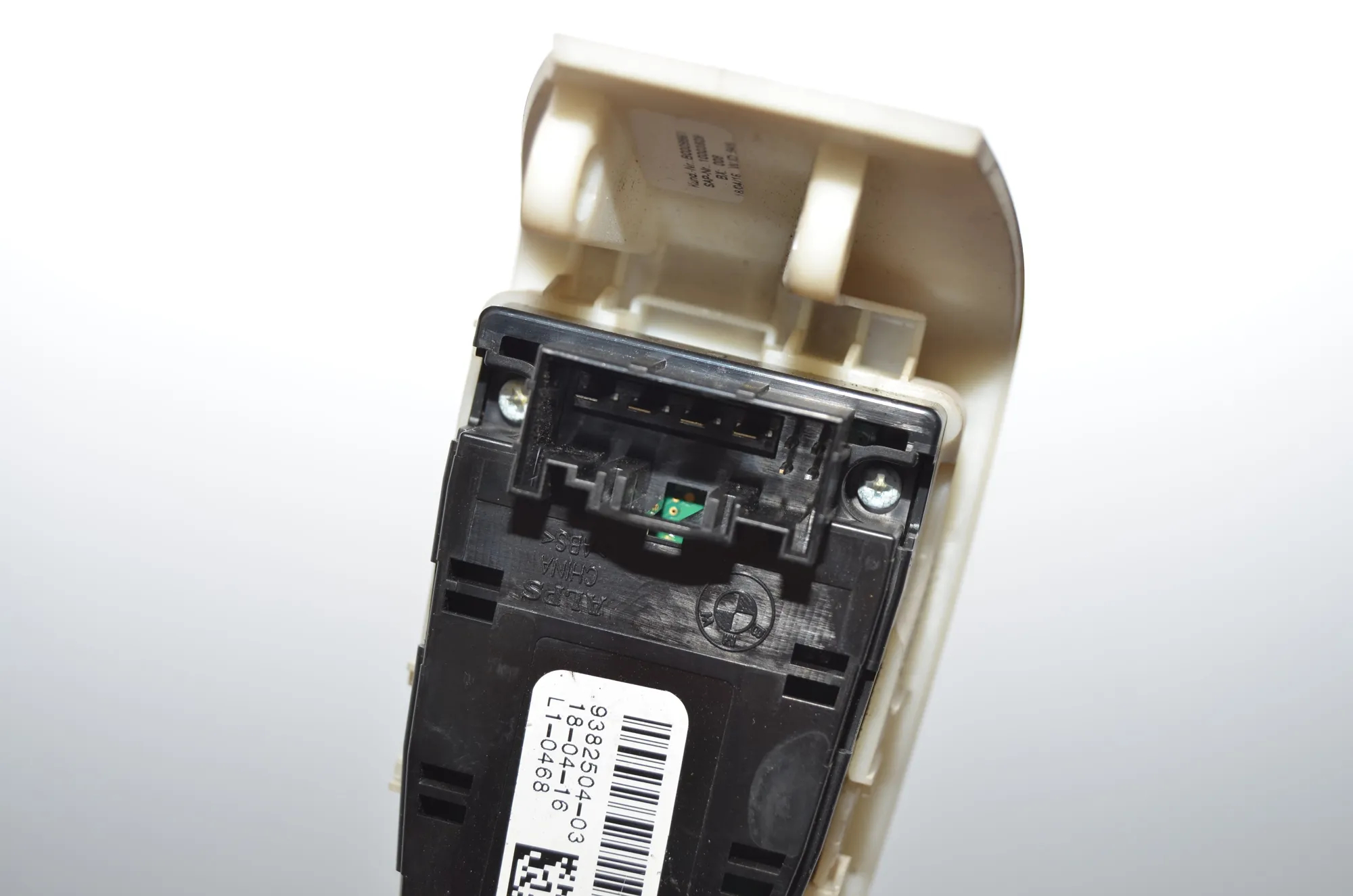 Rear Left Door Window Switch – OEM 9382504 · BMW 7 (G11, G12) 740 d, Ld xDrive 2016 – 5