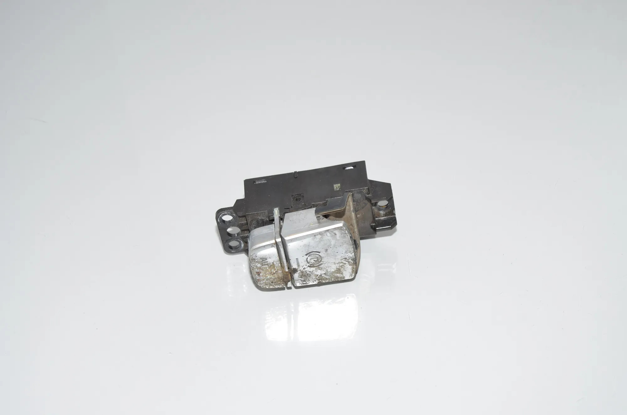 Handbrake Button – OEM 61319109308 · BMW 7 (G11, G12) 740 d, Ld xDrive 2016