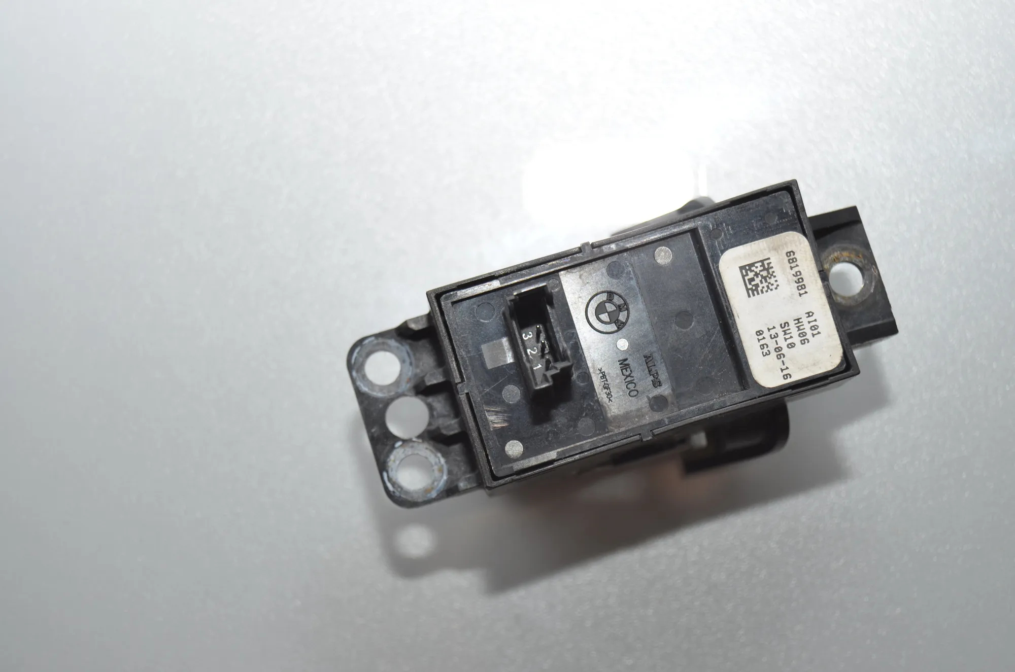 Handbrake Button – OEM 61319109308 · BMW 7 (G11, G12) 740 d, Ld xDrive 2016 – 5