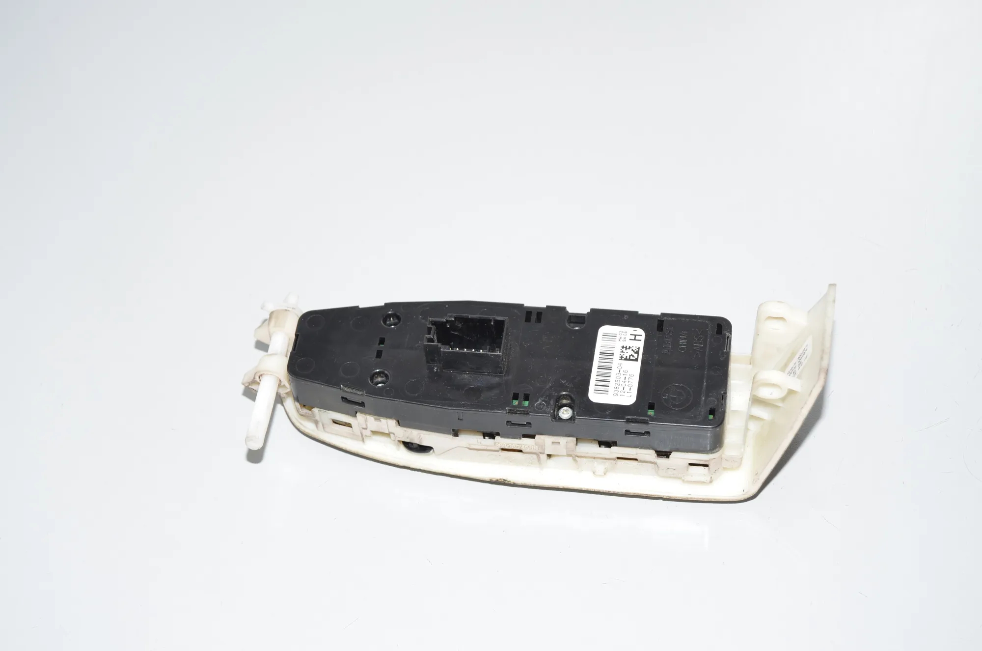 Front Left Door Window Switch – OEM 9382503 · BMW 7 (G11, G12) 740 d, Ld xDrive 2016 – 3