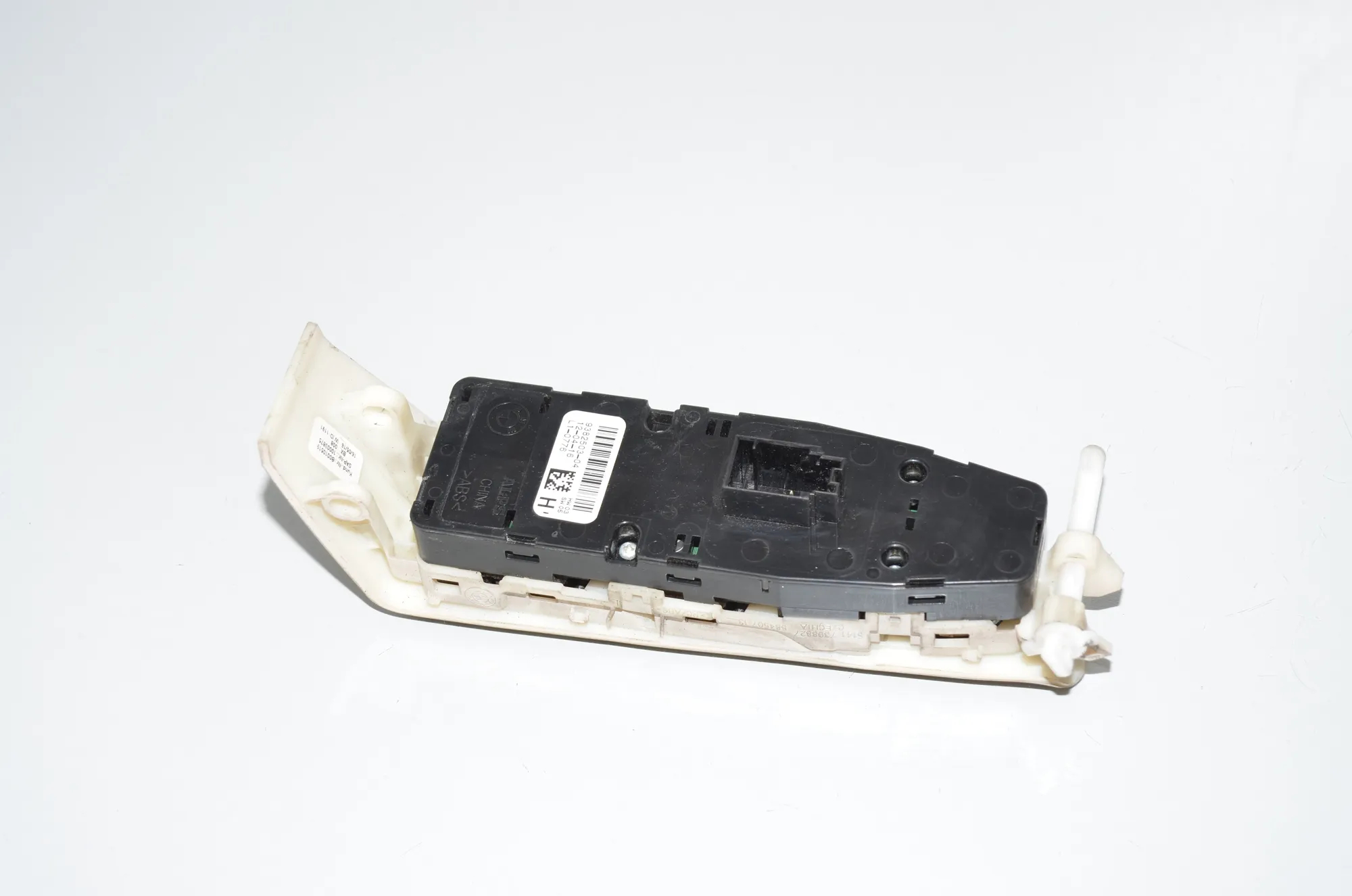 Front Left Door Window Switch – OEM 9382503 · BMW 7 (G11, G12) 740 d, Ld xDrive 2016 – 4