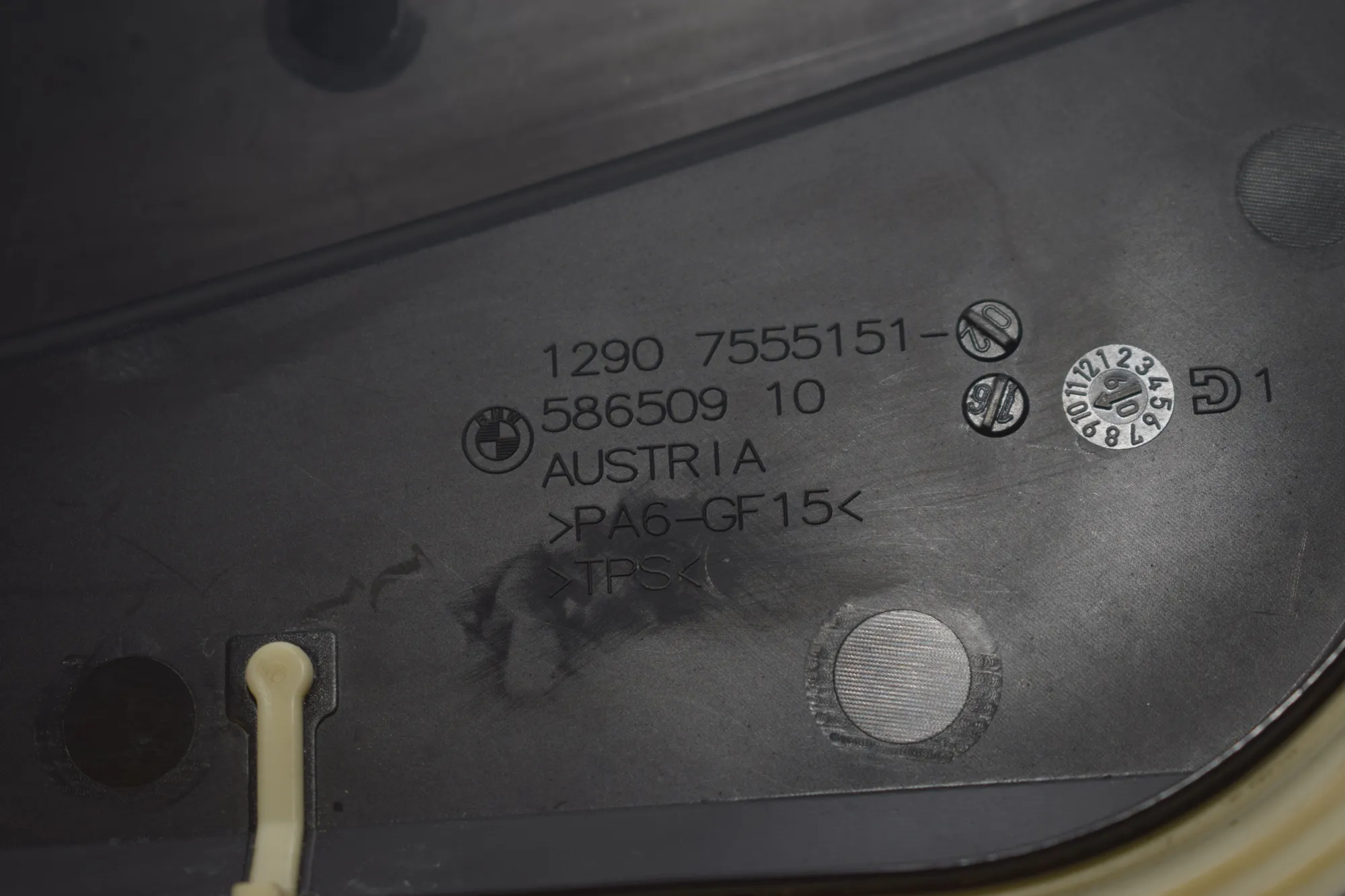 Fuse Box Cover – OEM 7555151 · BMW 5 Gran Turismo (F07) 530 d 2009 – 4