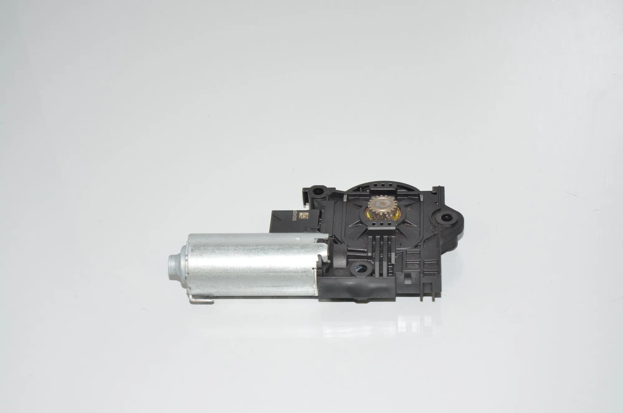 Sunroof Motor – OEM 3060746 · BMW X7 (G07) BMW X7 (G07) xDrive 30 d 2019 – 2