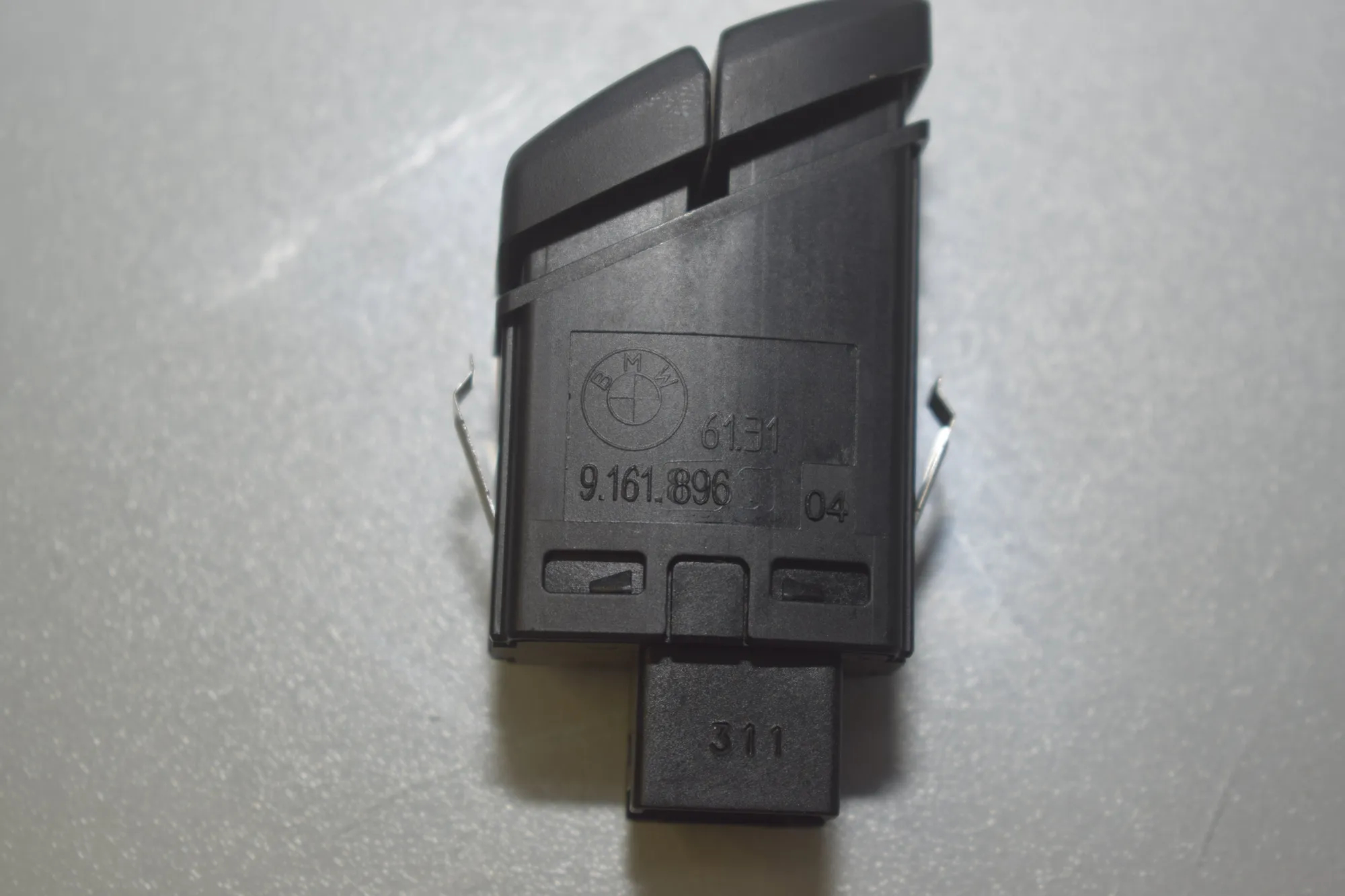 Hazard Button – OEM 9161896 · BMW 5 Touring (F11) 530 d xDrive 2011 – 4