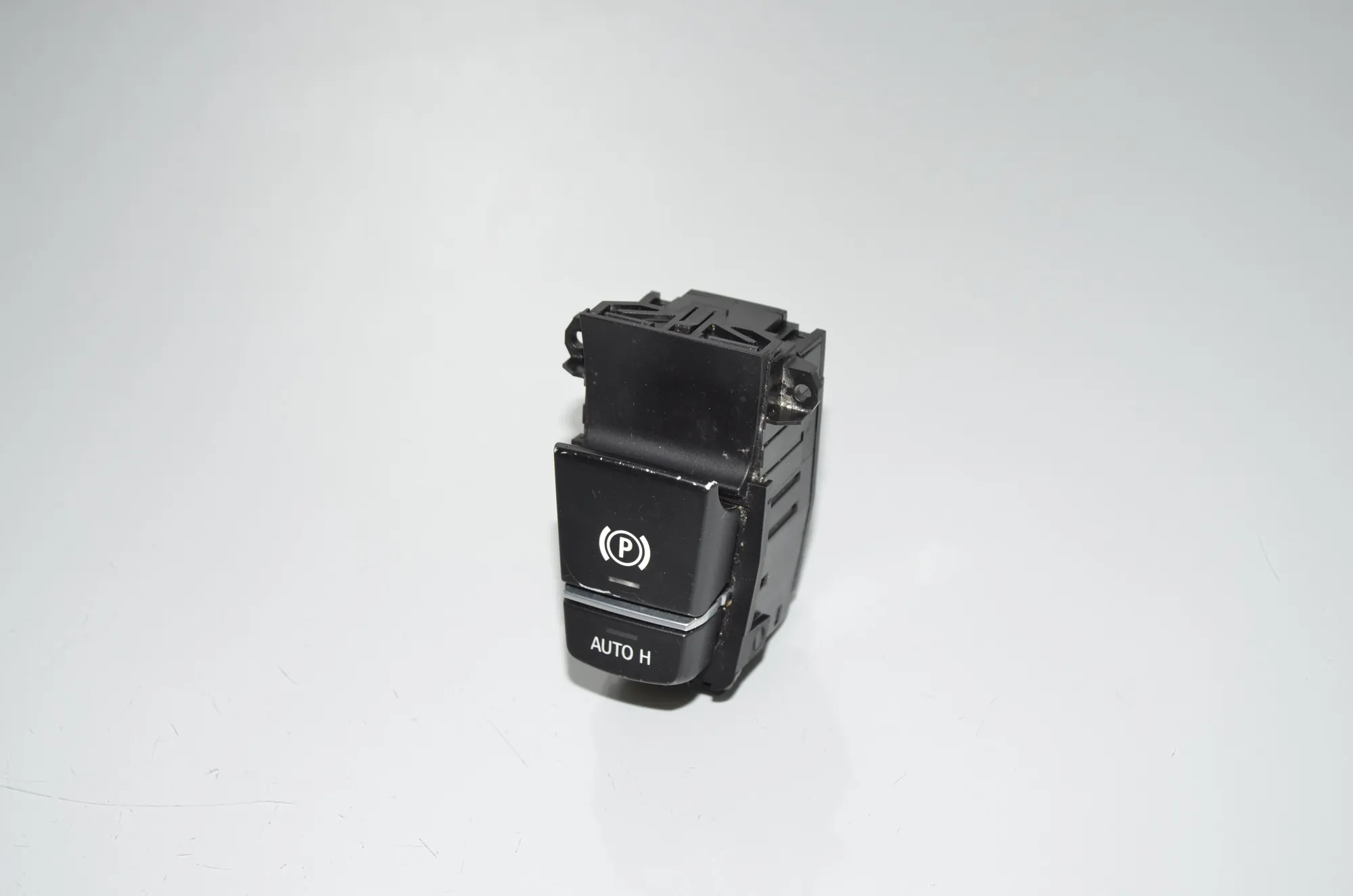 Handbrake Button – OEM 9217594 · BMW 5 (F10) 530 d 2010 – 2