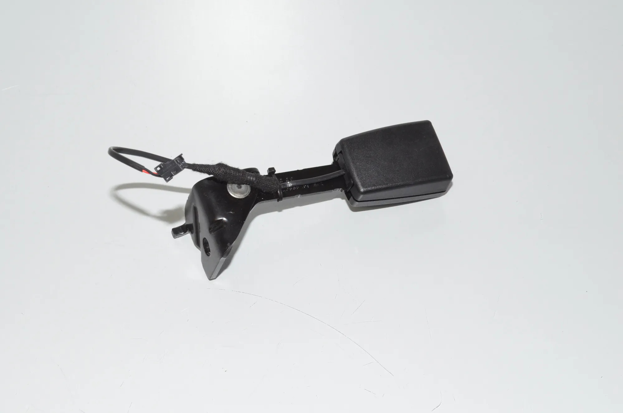 Rear Left Seat Buckle – OEM 9479515 · BMW i3 (I01) s Electric 2020