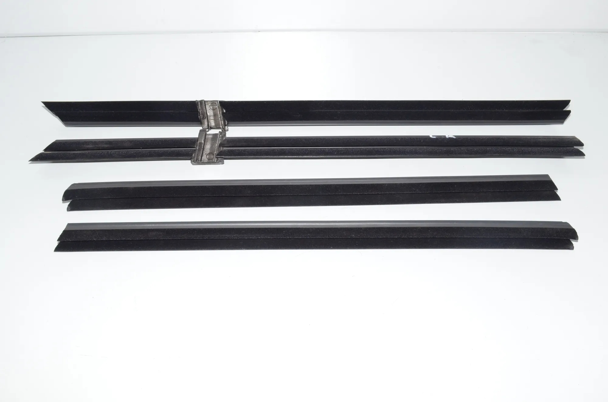Rear Left Door Window Strip – OEM 7230843 · BMW 5 (F10) 530 d 2011