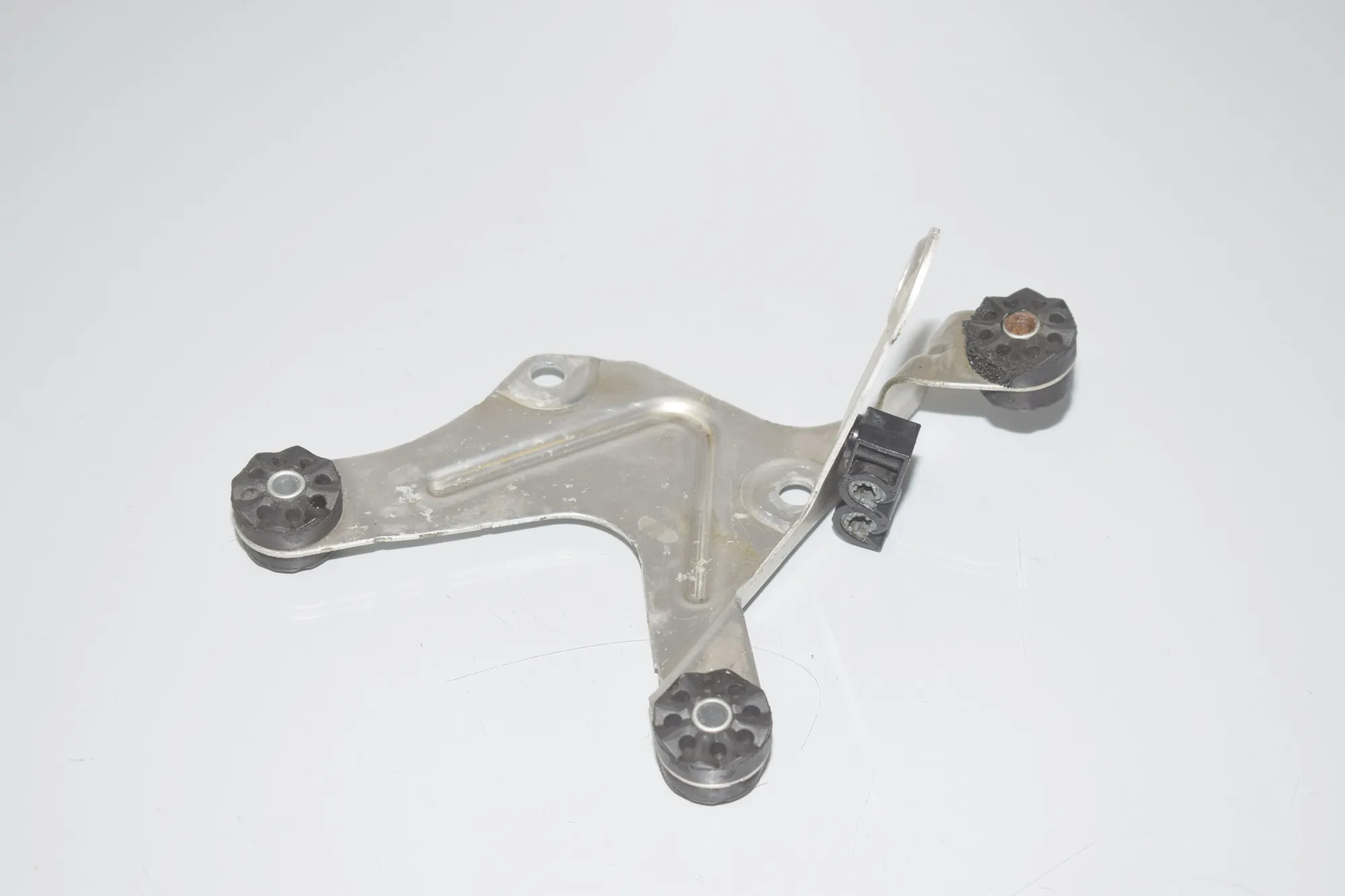 ABS Pump Holder – OEM 6775355 · BMW 5 (F10) 530 d 2011 – 2