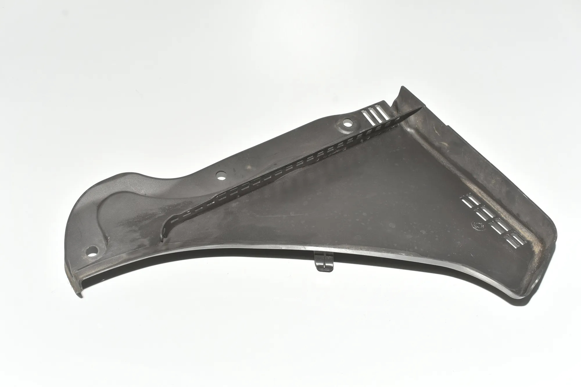 Front Wiper Cowl Trim – OEM 7216977 · BMW 5 Touring (F11) 530 d xDrive 2011 – 2